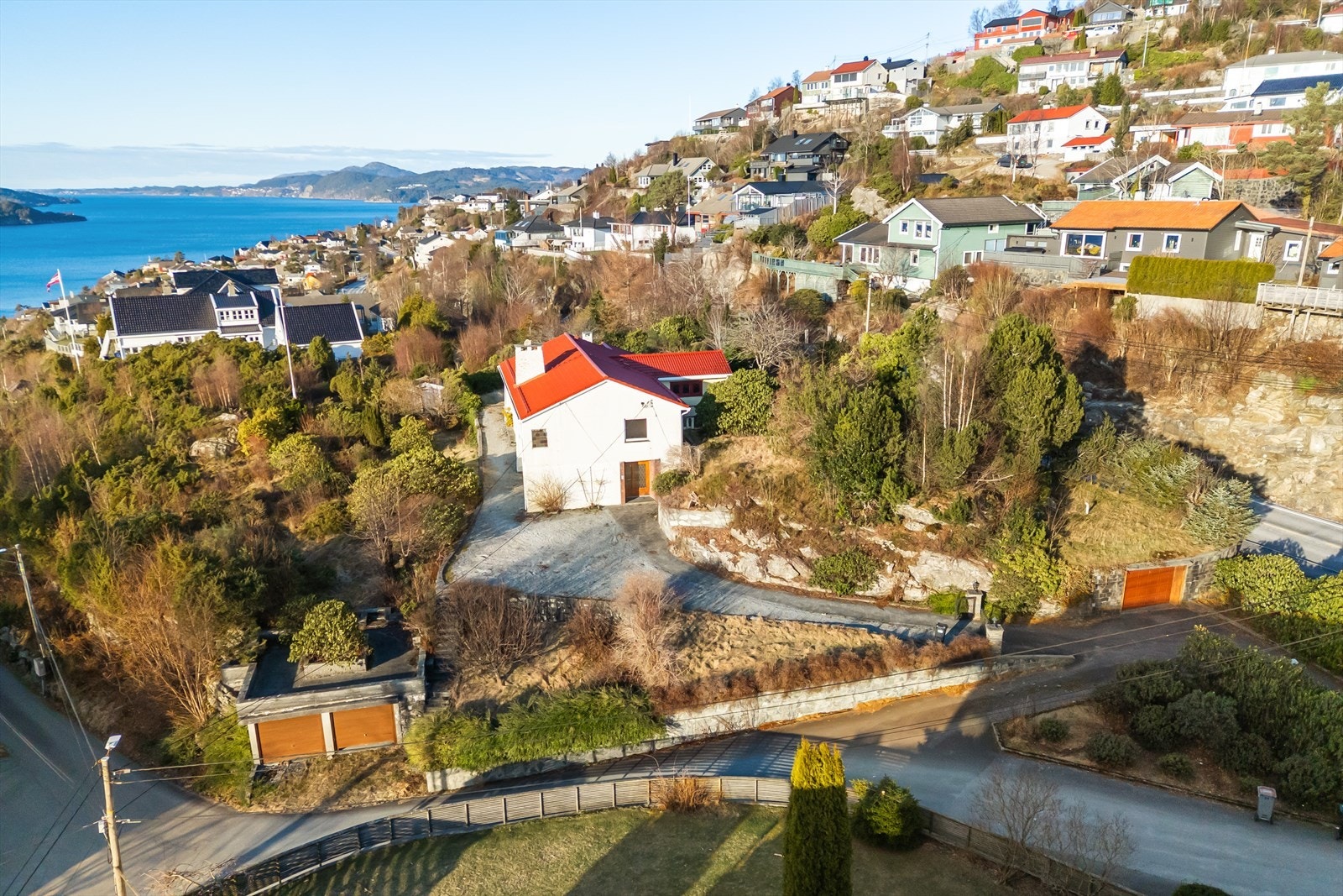 Meget gode parkeringsforhold med biloppstillingsplasser på egen tomt, samt både dobbel- og enkelgarasje som er integrert i terreng Galleribilde