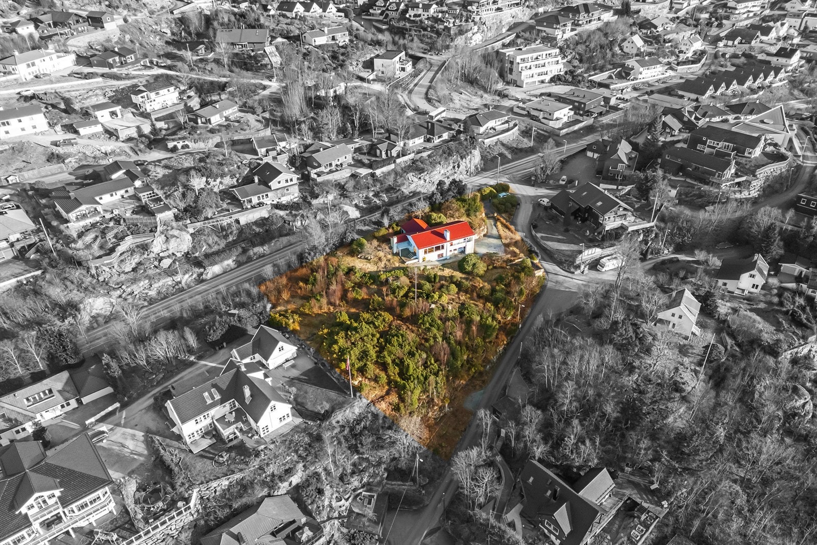 Unik eiendom med enebolig på 4,3 måls solrik tomt i Morvik. Nydelig utsikt mot Byfjorden og Askøy Galleribilde