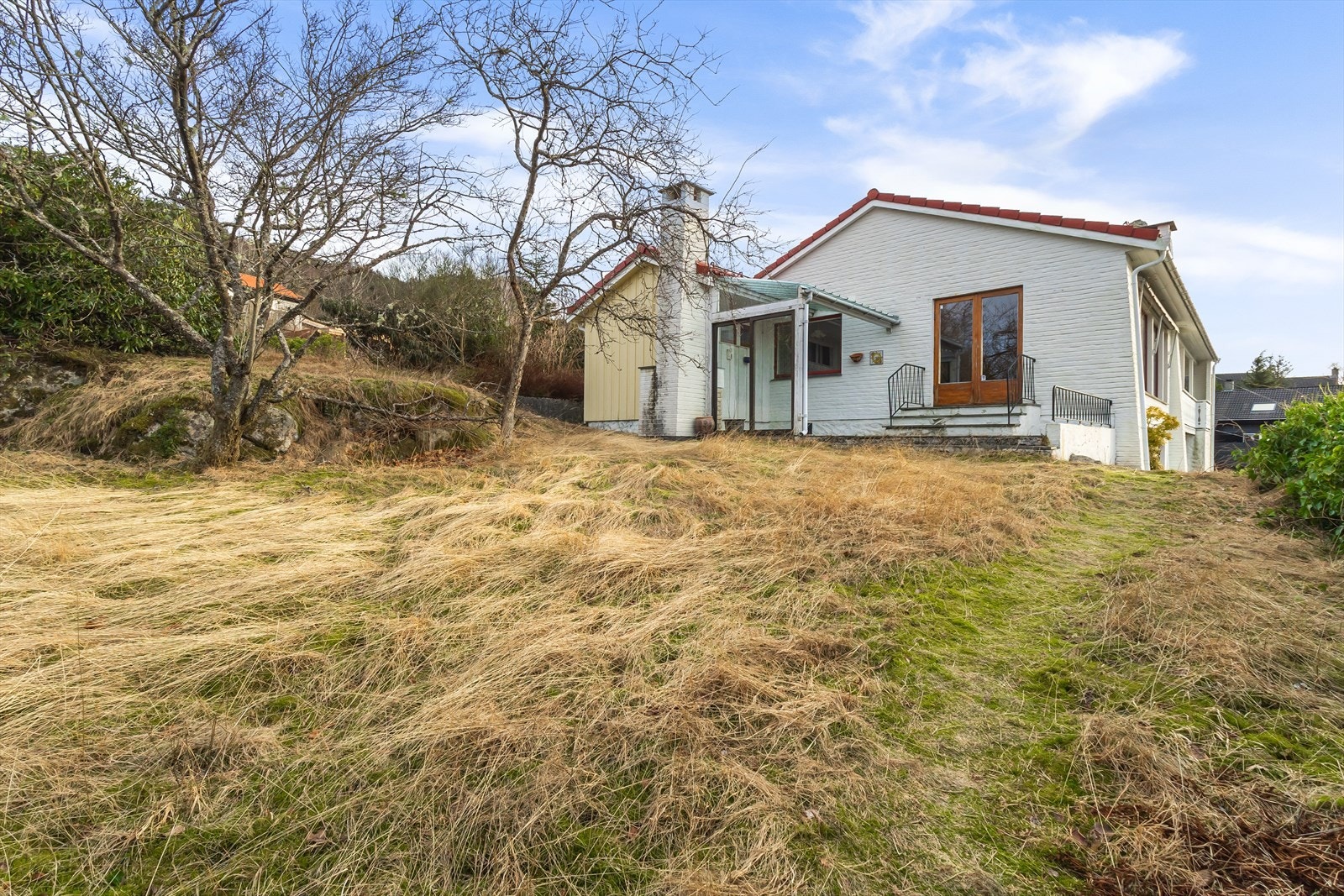 Tomten er pent opparbeidet med stor gårdsplass, bed, beplanting og markterrasse på nordvestsiden. De siste år er den noe tilgrodd, men kan med litt innsats fort åpnes opp igjen og få et parkmessig preg med sine prydbusker og grønne soner Galleribilde