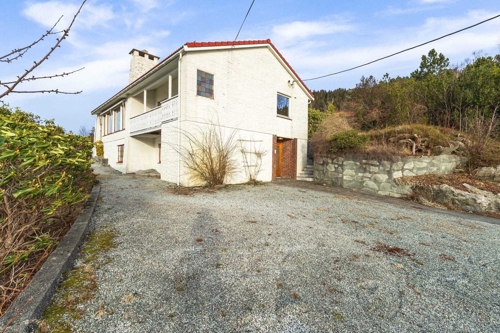 Huset er også større enn de normalt er fra tidsepoken fra tidlig 60-tall, og det var videre tilbygd i 1977 med spisestue i bakkant og ominnredet underetasje. Det er behov for renovering og oppgraderinger Galleribilde