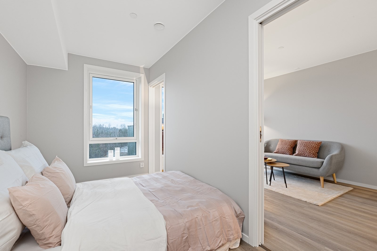 Fra soverommet er det enkel adkomst til resten av leilighetens rom. Galleribilde