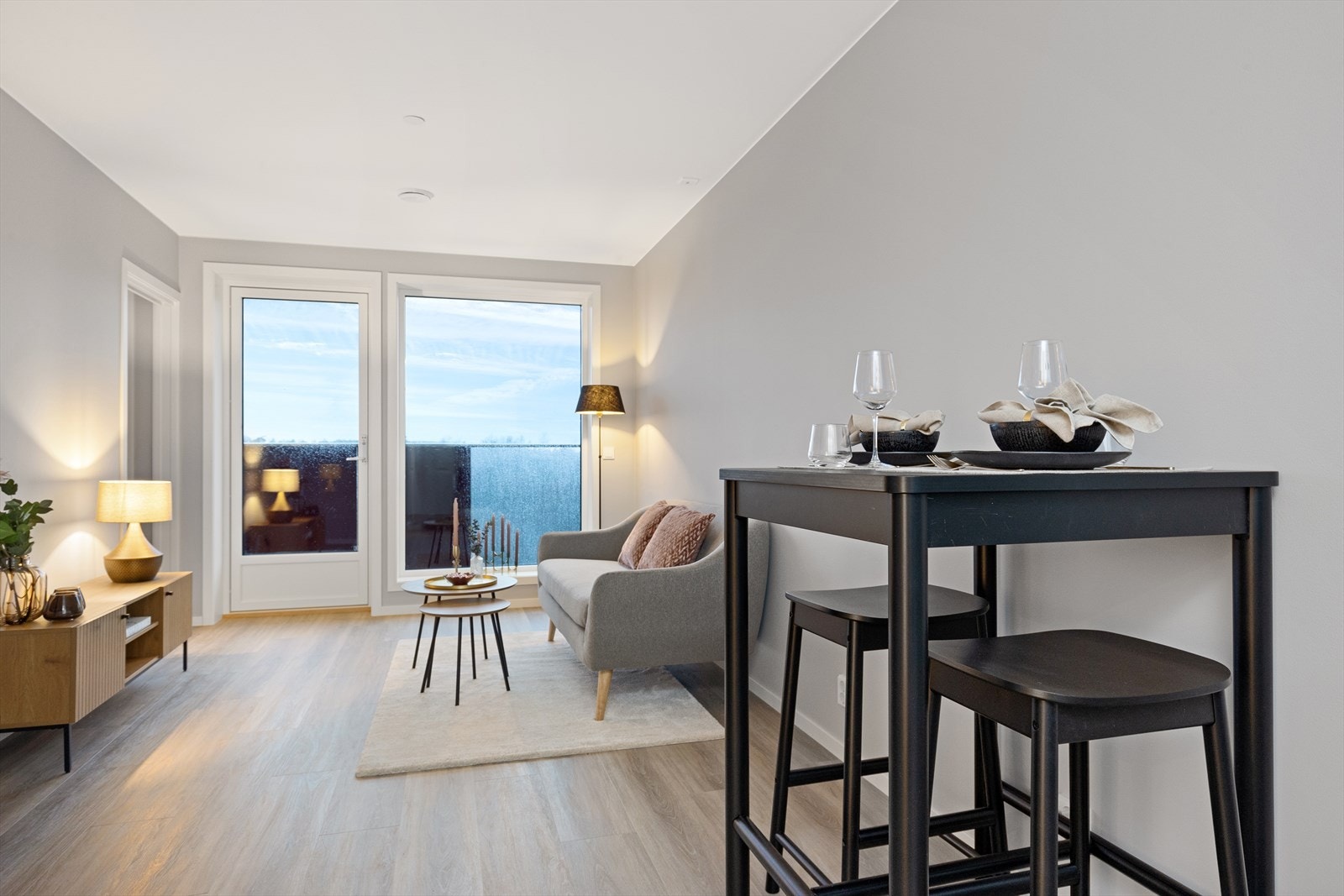 Lys og åpen stue- og kjøkkenløsning med spiseplass. Galleribilde