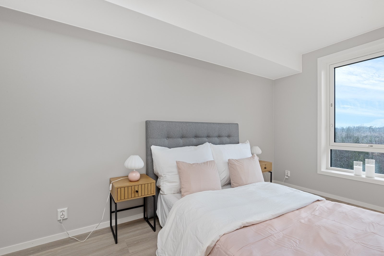 Soverommet er av god størrelse med plass til dobbeltseng og nattbord. Galleribilde