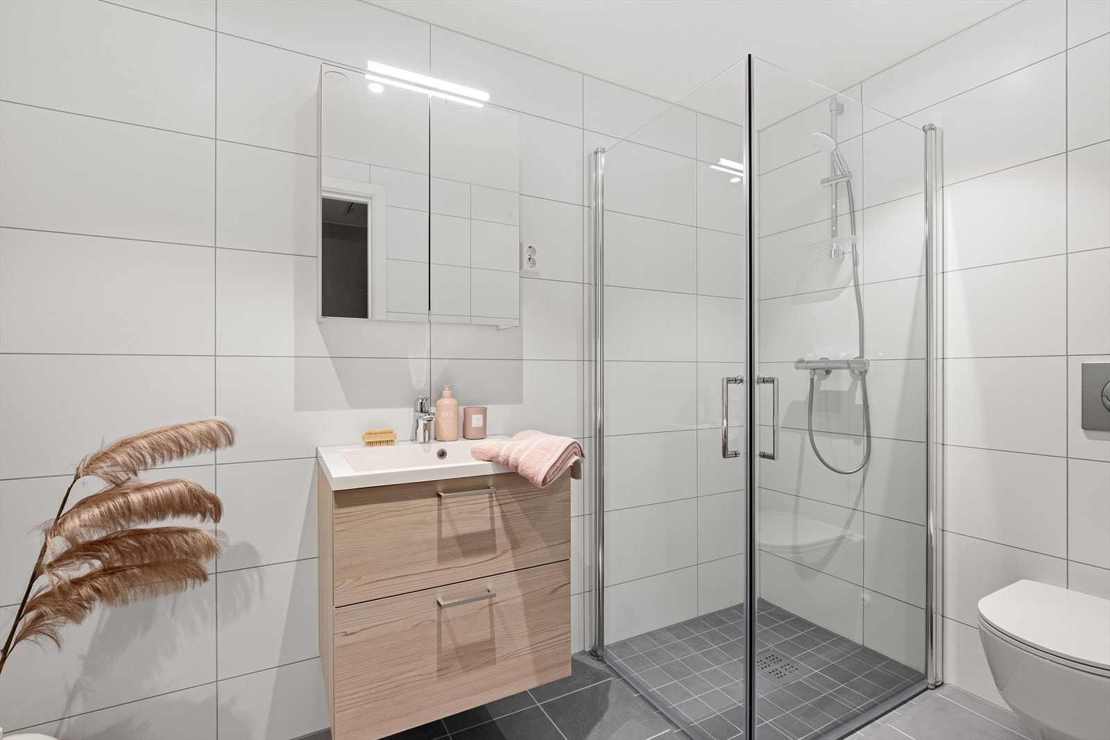 Stilrent, flislagt bad med plass til det nødvendige. Galleribilde