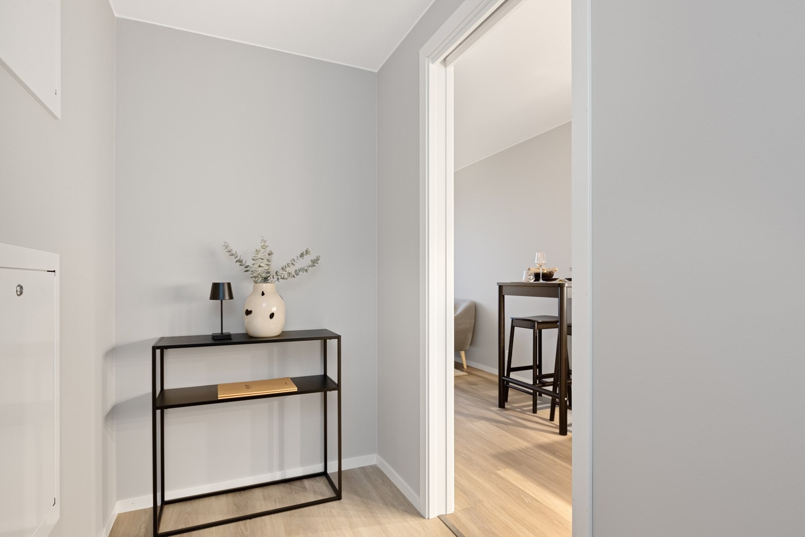 Velkommen inn i en lys entré. Her er det vannbåren gulvvarme som gir en jevn og behagelig temperatur. Galleribilde