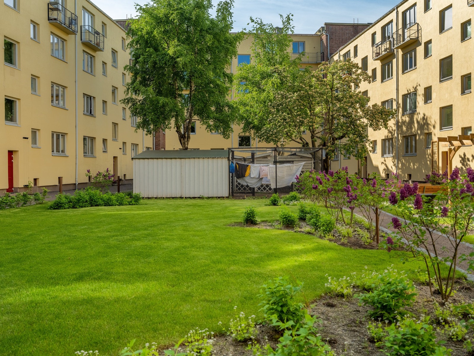 Her er det rikelig med sykkelparkering i sykkelskur, samt eget barnevognsskur. Galleribilde