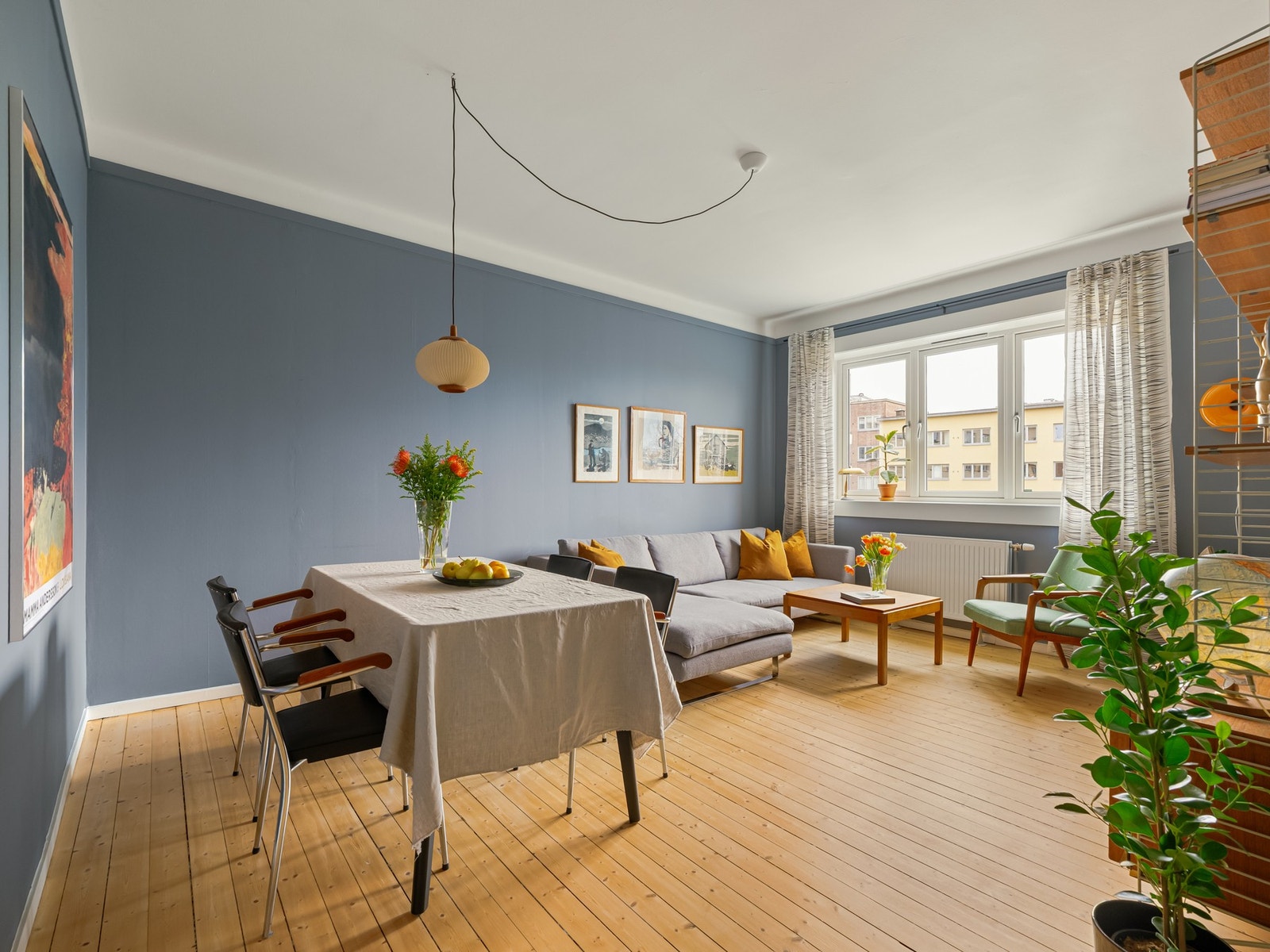 Her bor du i et svært veldrevet og attraktivt aksjelag. Leiligheten er vendt i sin helhet mot gårdsrom, med dette store soverommet mot lukket bakgård. Galleribilde