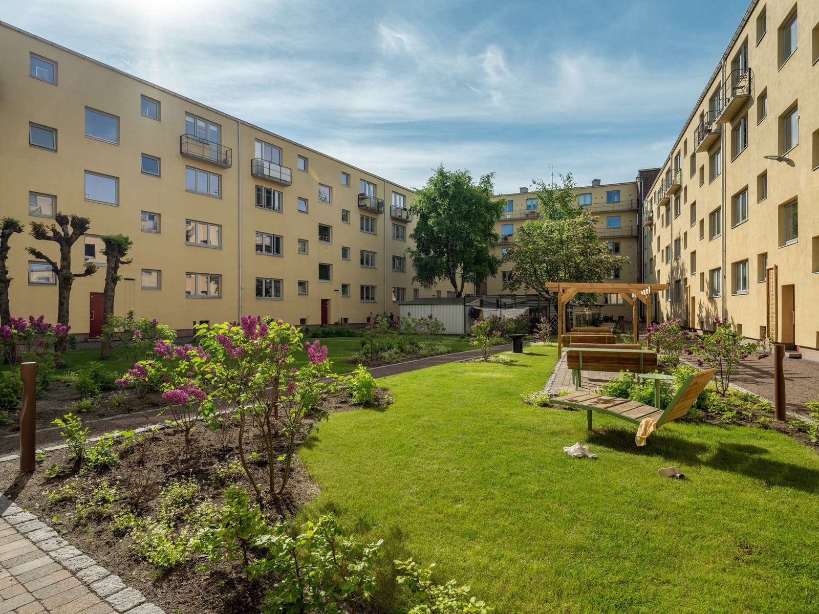 Denne frodige bakgården ligger rett utenfor soverommet, og er i praksis en privat park for beboerne. Galleribilde