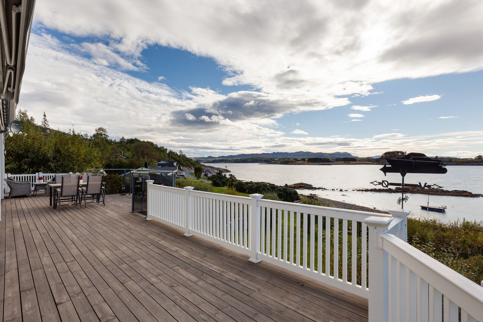 Fra stuen har man utgang til en stor terrasse med god plass for utemøblement Galleribilde