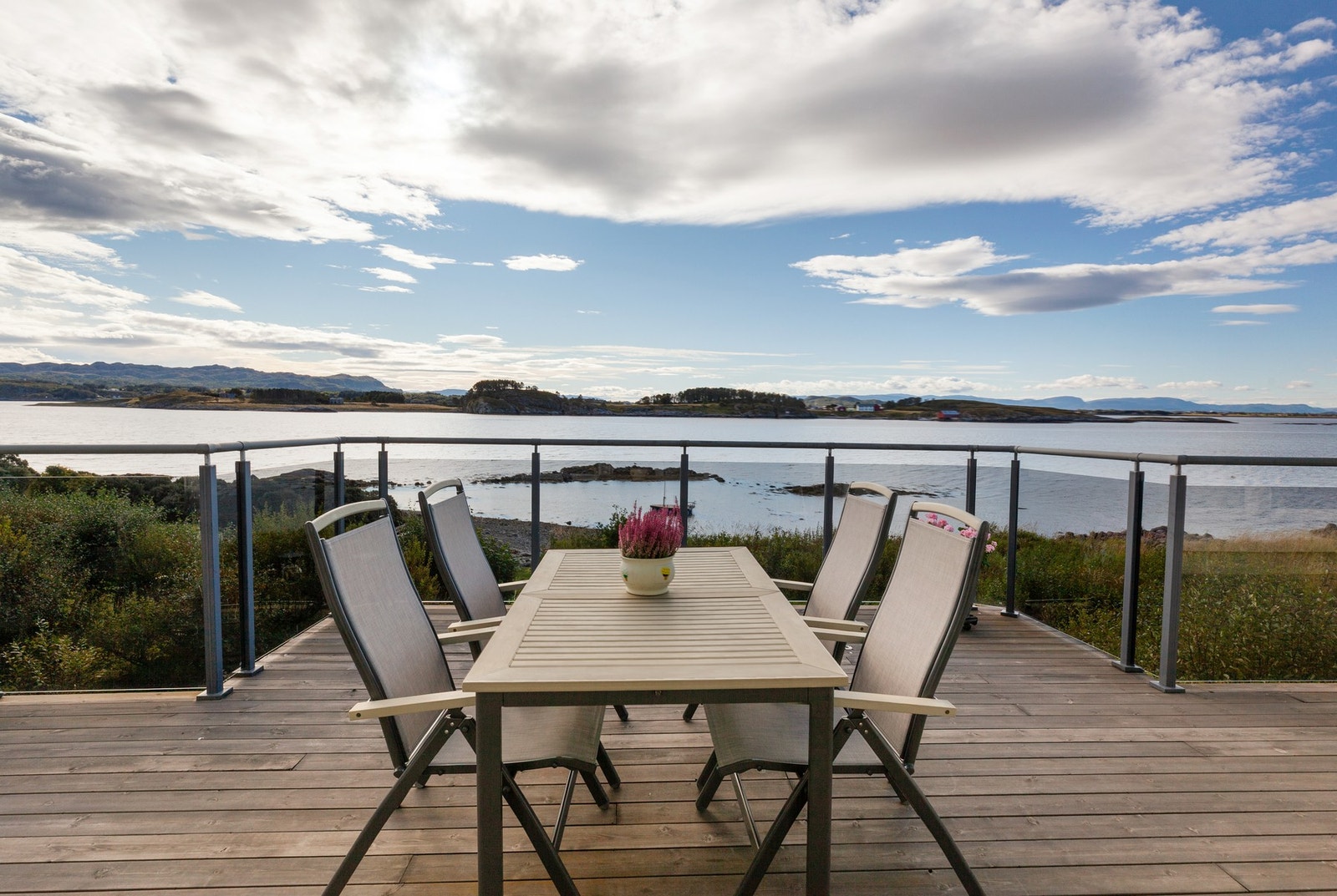 Fra stuen har man utgang til en stor terrasse med god plass for utemøblement Galleribilde