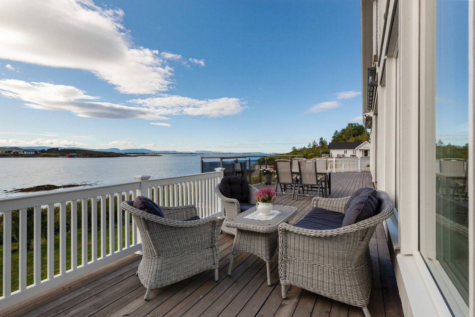 Fra stuen har man utgang til en stor terrasse med god plass for utemøblement Galleribilde