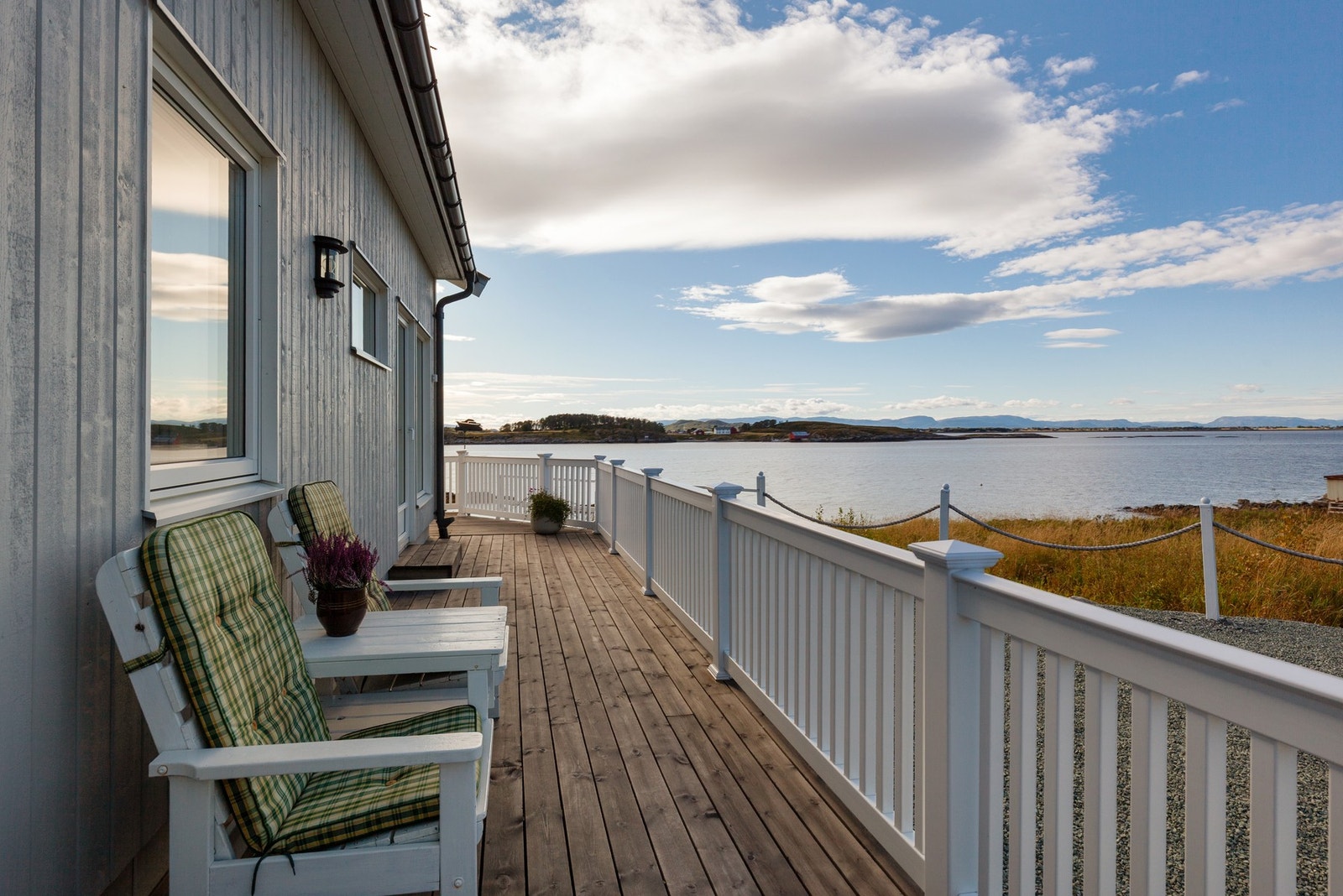 Fra stuen har man utgang til en stor terrasse med god plass for utemøblement Galleribilde
