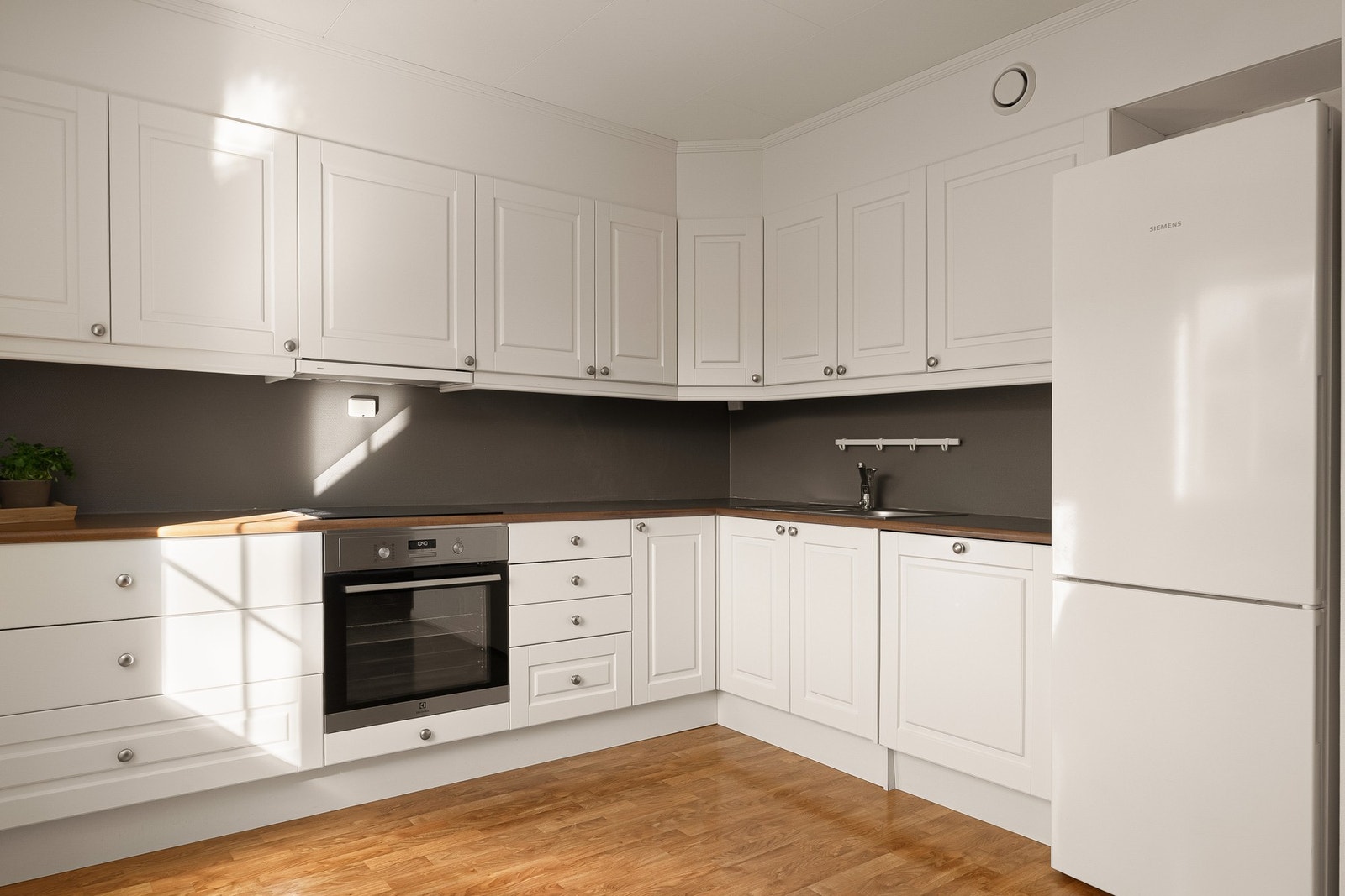 Integrert komfyr, platetopp og oppvaskmaskin. Frittstående kjøleskap Galleribilde