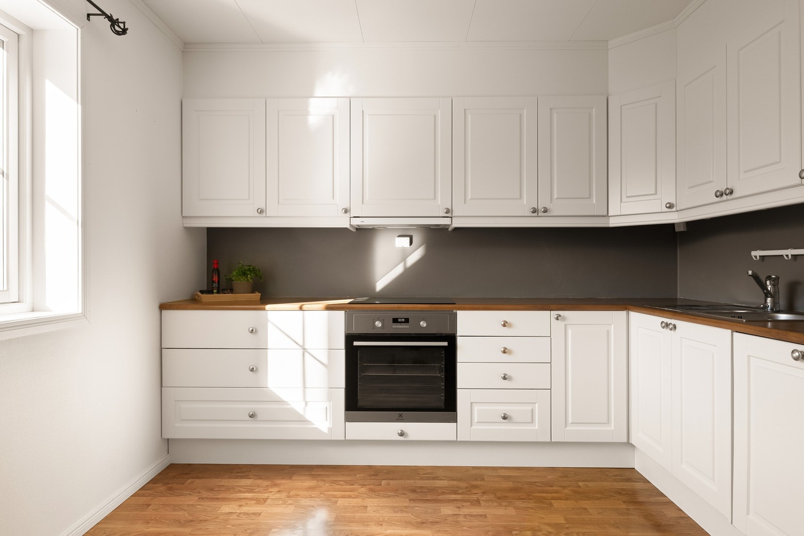 Kjøkkeninnredning med profilerte fronter og heltre benkeplate Galleribilde