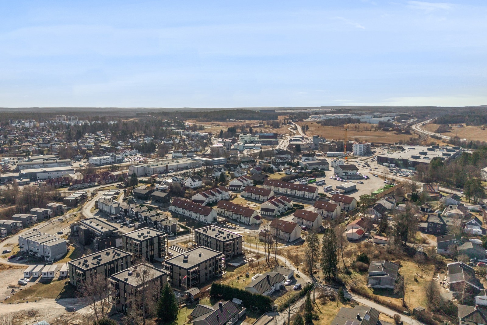 Leiligheten ligger i et rolig og veldig barnevennlig boområde med kort avstand til det meste Galleribilde