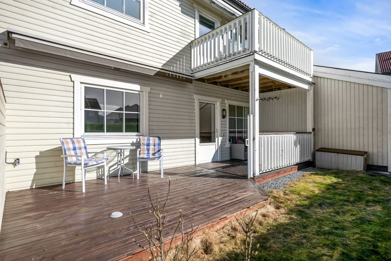 Romslig uteplass med en liten hage Galleribilde