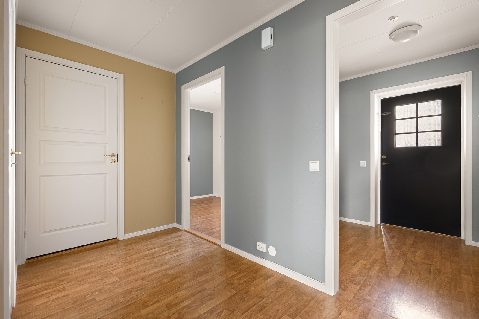 Velkommen inn! I inngangspartiet er det plass til å henge fra seg yttertøyet. Gangen tar deg videre til leilighetens øvrige rom Galleribilde