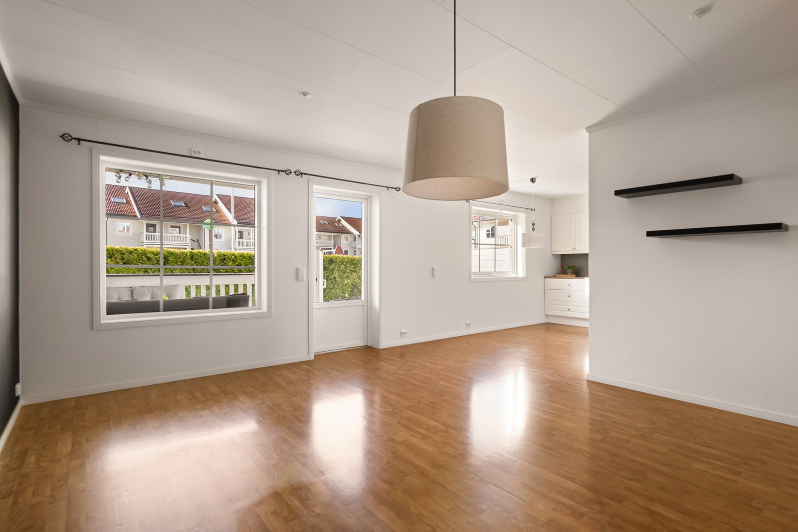 Stuen har god plass til både tv-stue og spisestue. Utgang fra stue til solrik terrasse Galleribilde