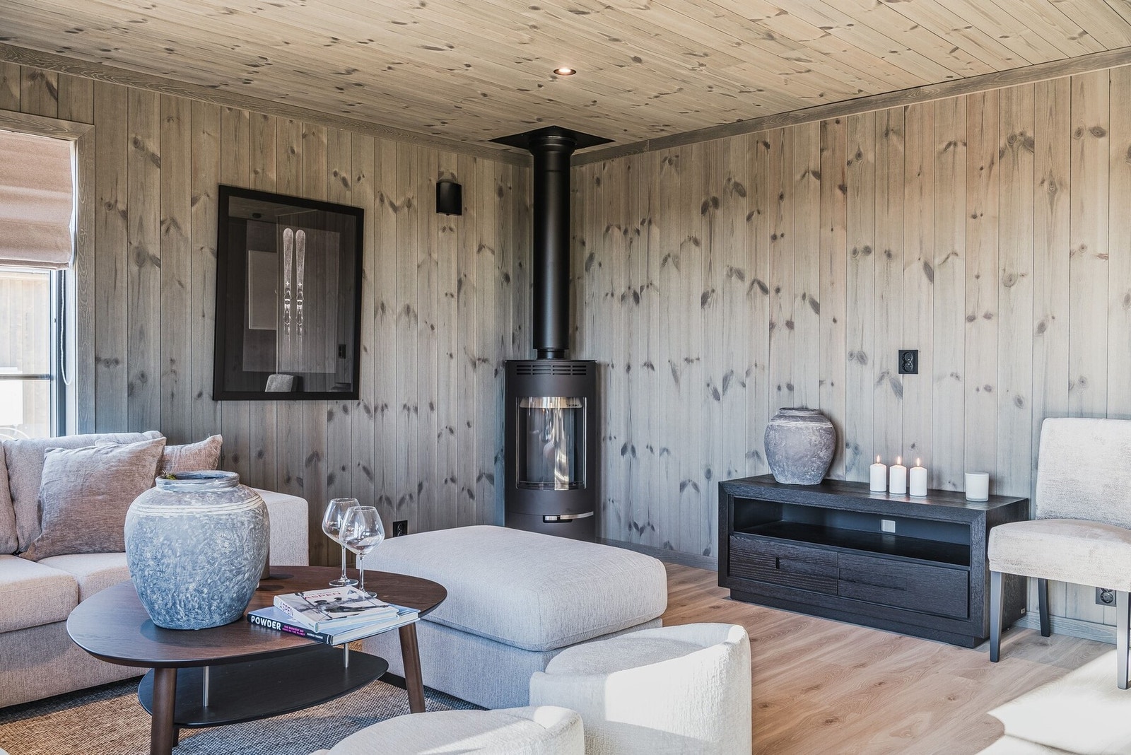 Familievennlig og sosial planløsning med hyggelig peis i stuen. Galleribilde
