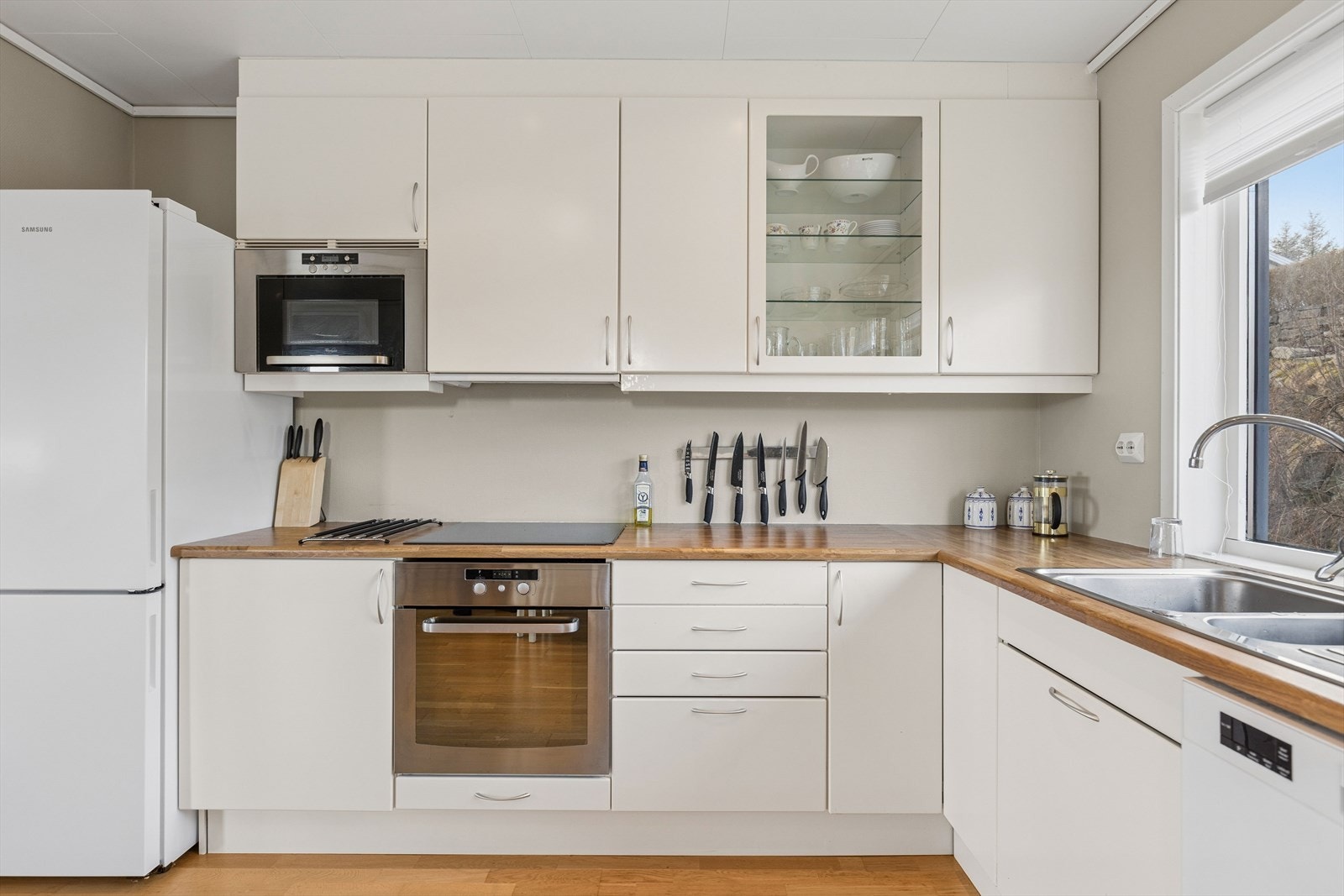 Funksjonelt kjøkken med kjøl/fryseskap, oppvaskmaskin, platetopp, micro og stekeovn. Galleribilde