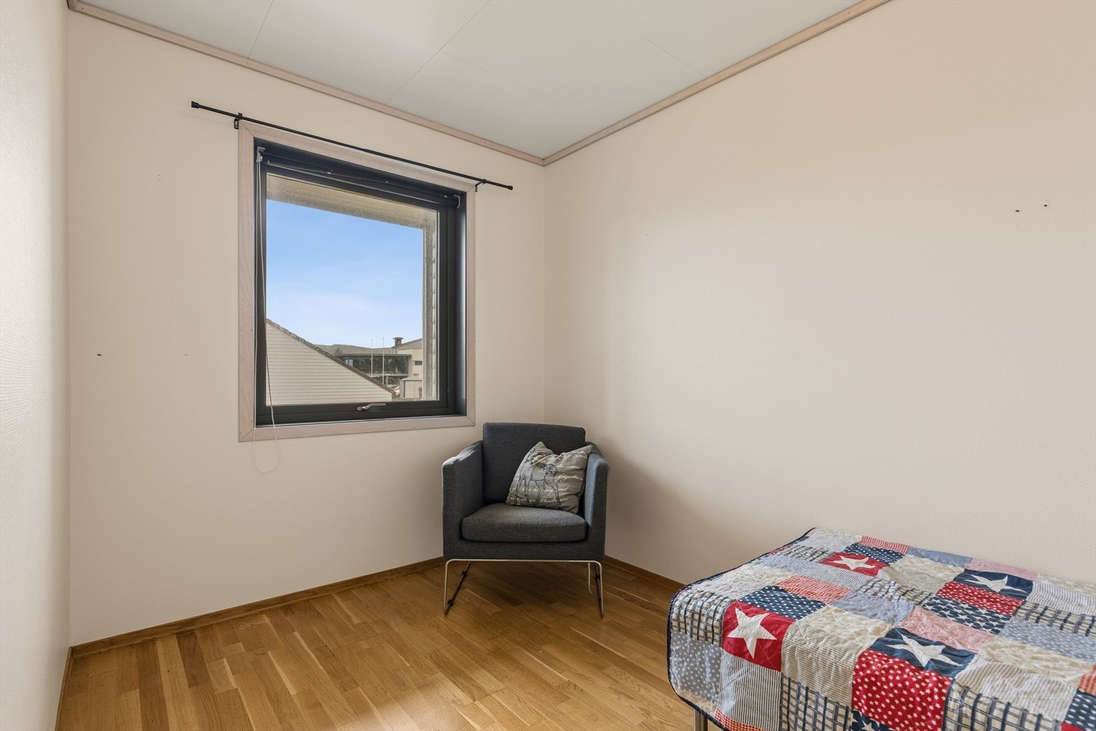 Ett av to soverom. Til info er det i følge byggetegningene mulighet for tre soverom i boligen. Galleribilde