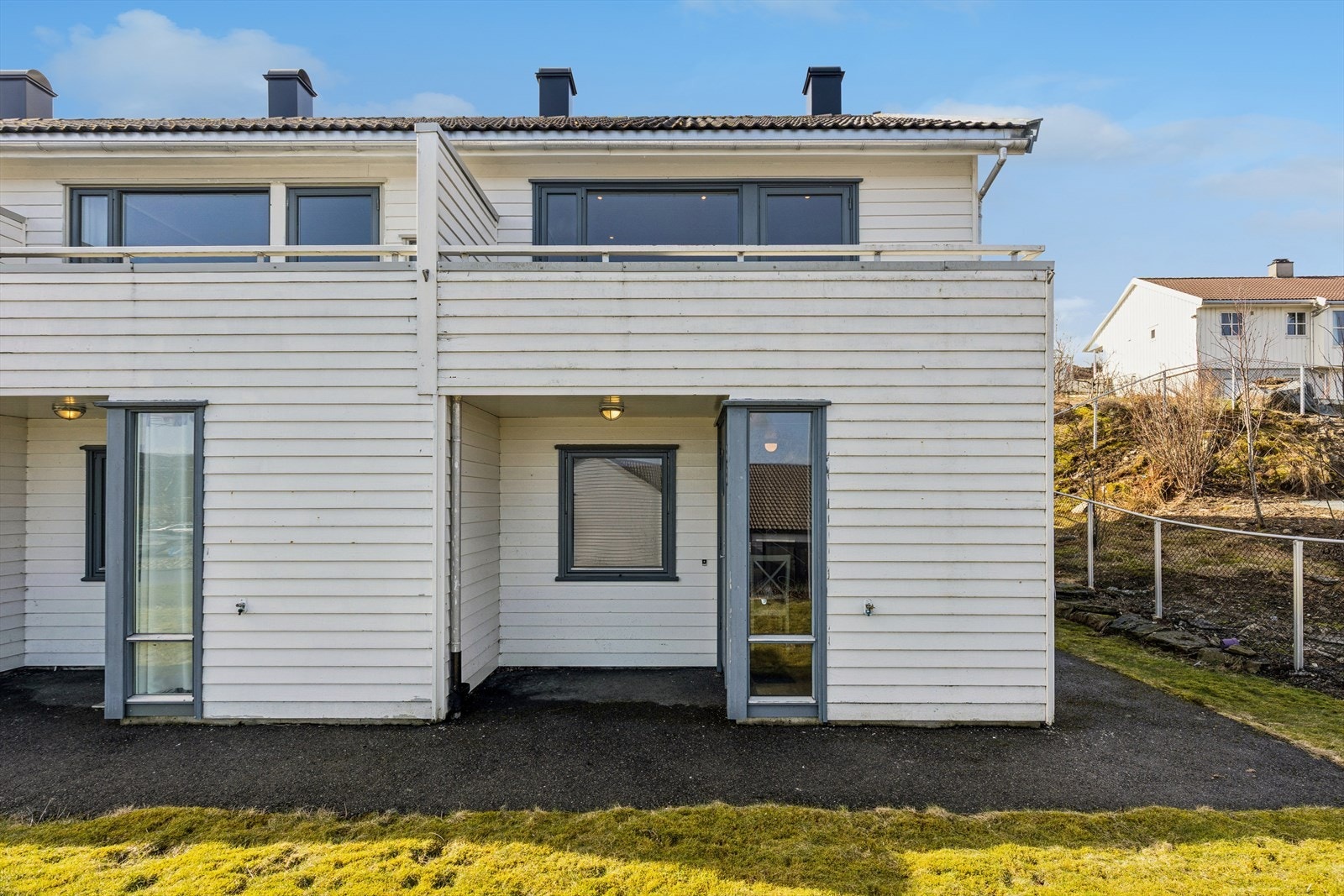 Rekkehus fra 2008 som går over 2 plan. Galleribilde