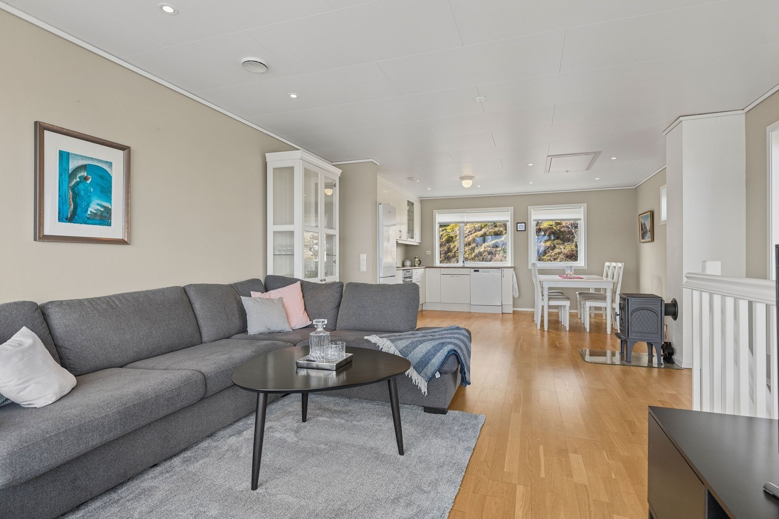 Stuen er av god størrelse, og det er god plass til møblering i flere soner. Galleribilde