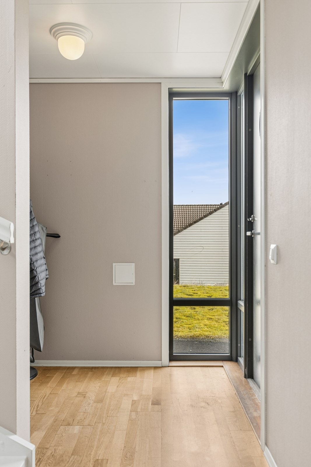 Til info er det innvendig bod under trapp. Det er også luke til uinnredet loft med oppbevaringsplass over kjøkkenet/stuen. Galleribilde