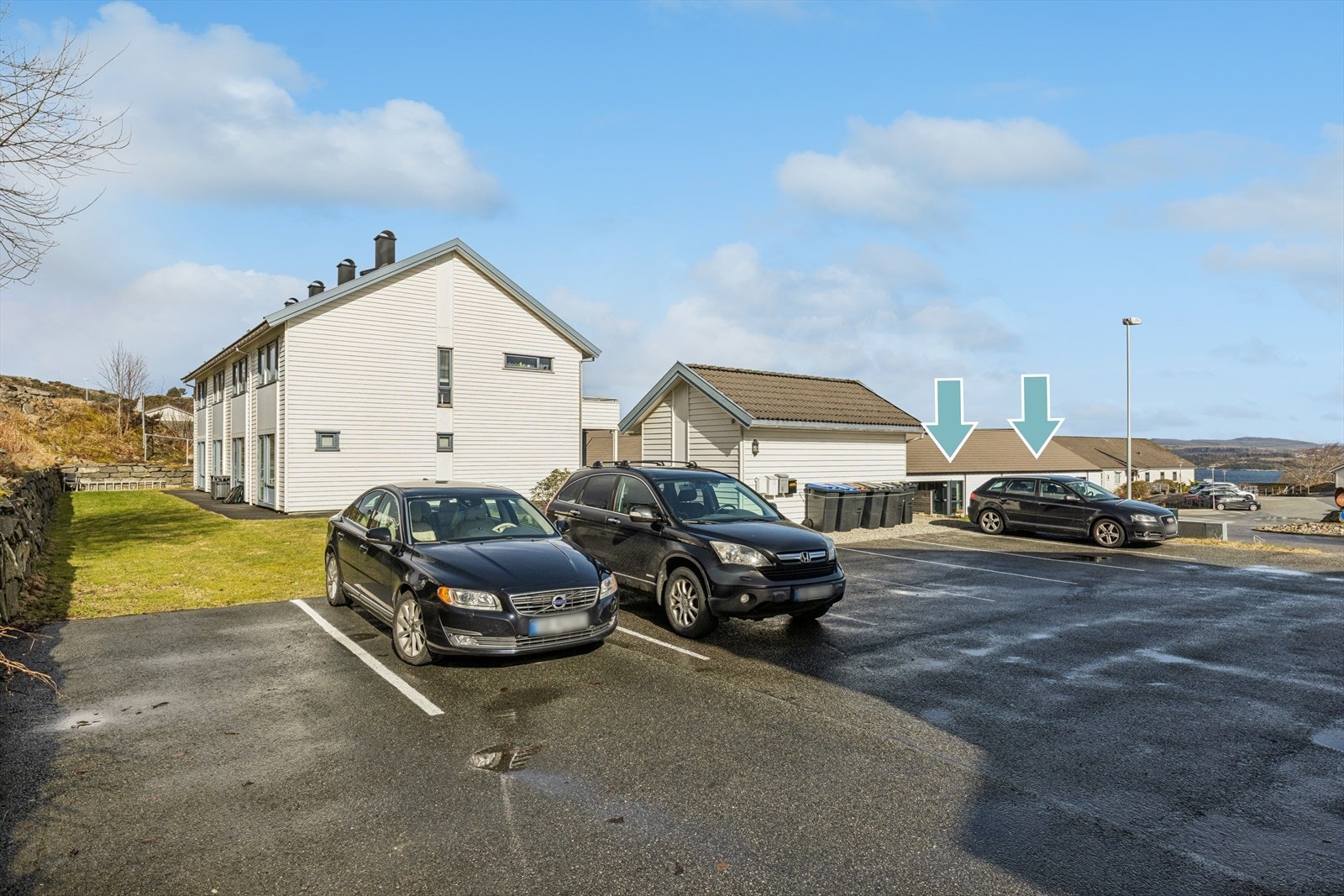 Parkering på felles grunn. I følge selger disponerer seksjonseierne to p-plasser hver. Galleribilde