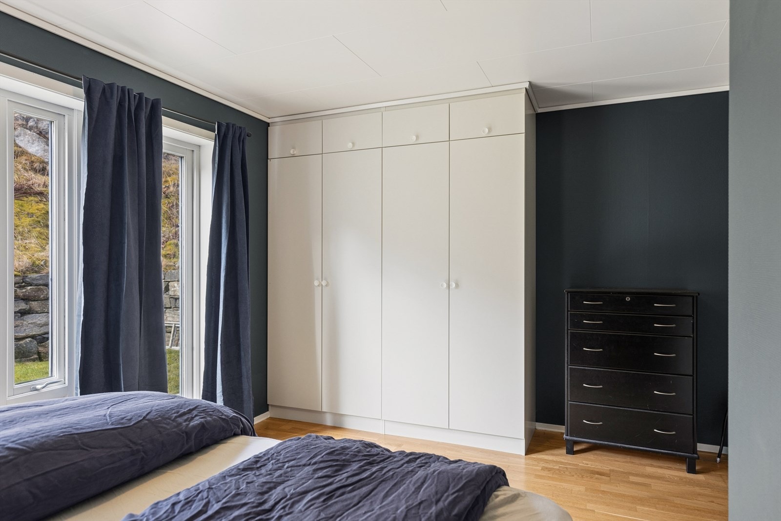 Det er god garderobeplass på hovedsoverommet. Galleribilde