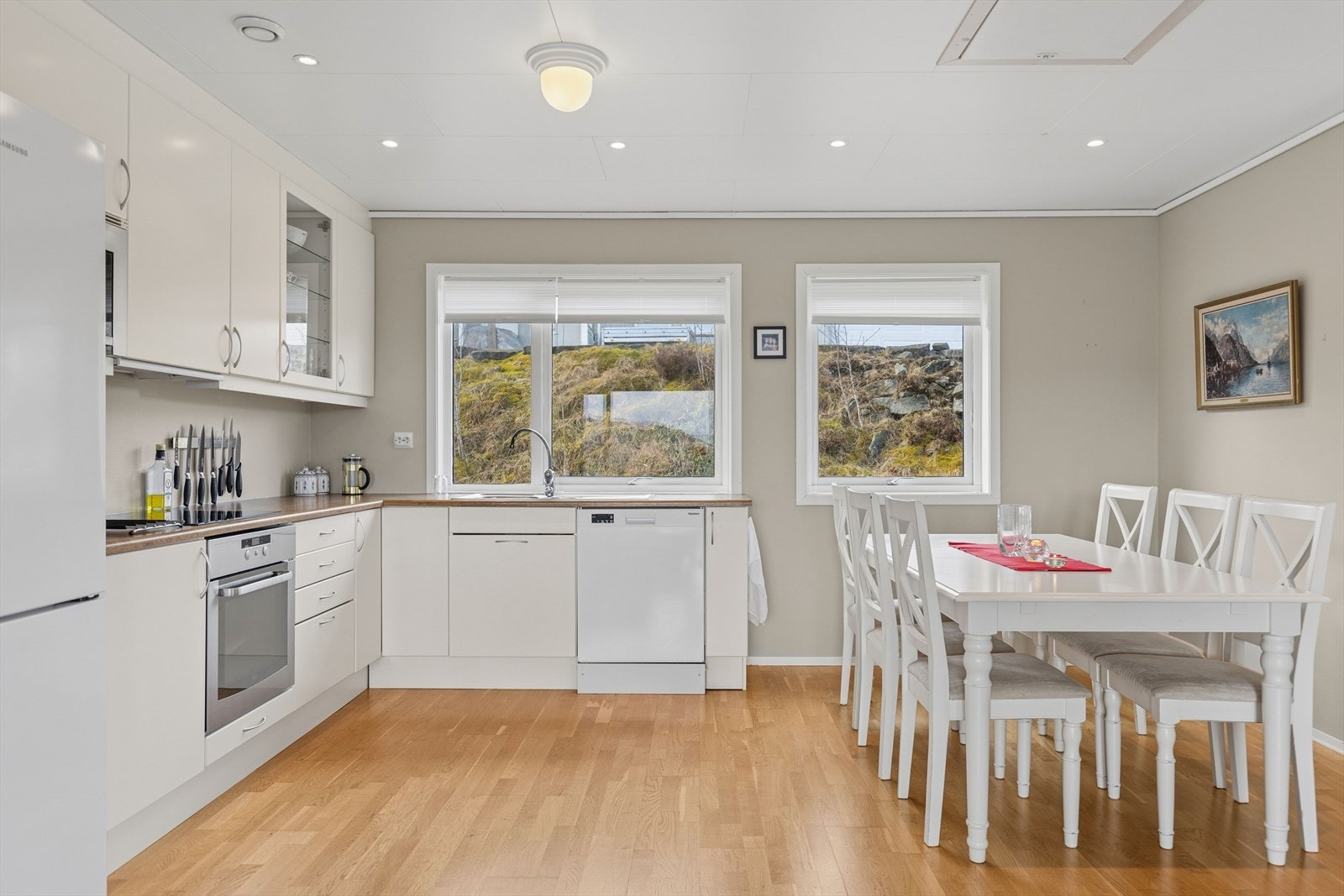 Stue og kjøkken i åpen løsning med plass til stort spisebord. Galleribilde