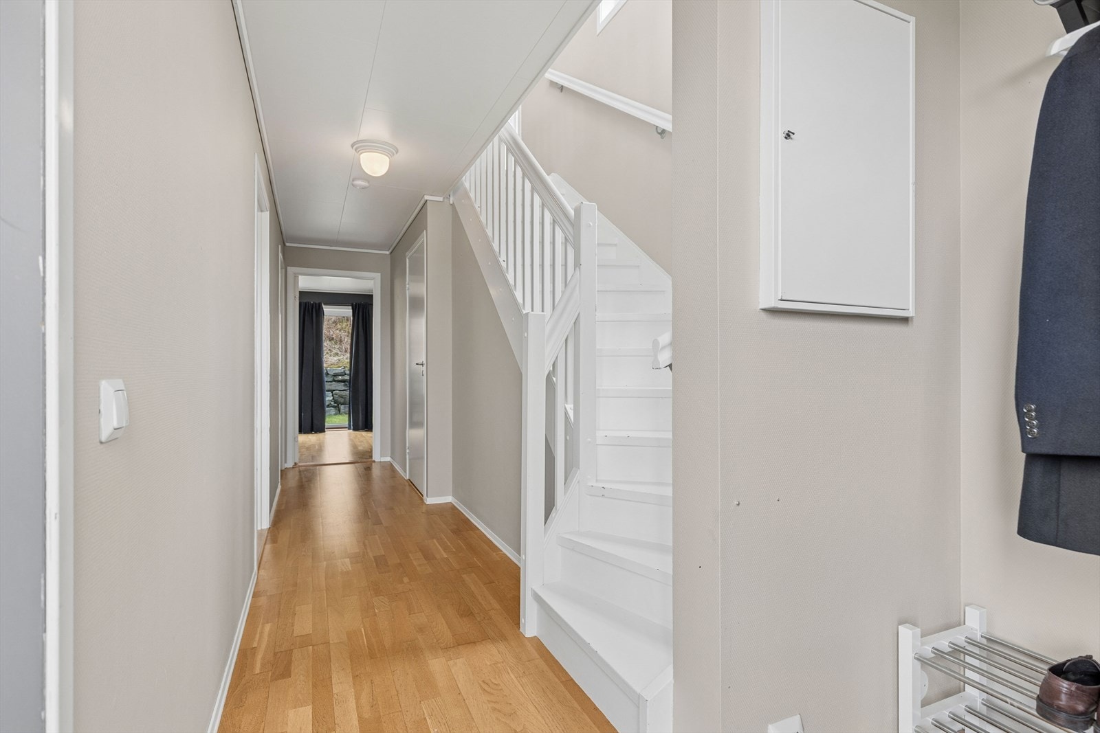 Velkommen inn til en lys og pen entrè med god plass til oppbevaring av yttertøy og sko. Galleribilde