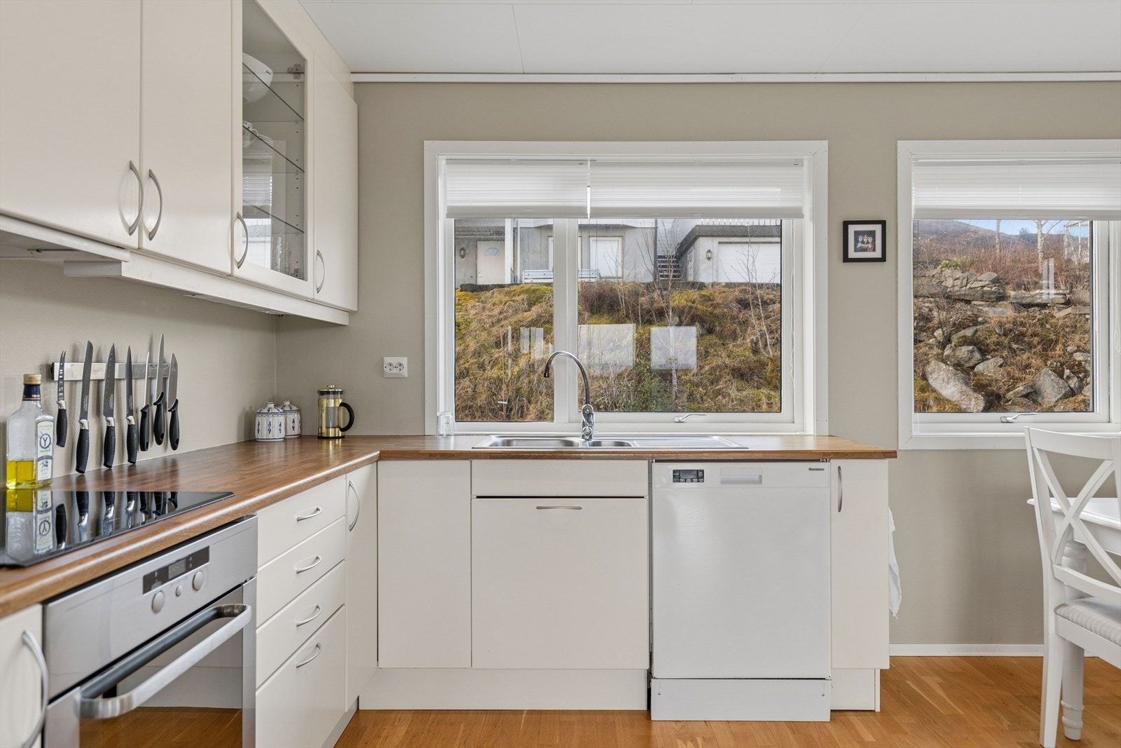 Kjøkkenet har innredning med glatte fronter. Benkeplaten er av laminat. Det er kjøkkenventilator med avtrekk ut. Galleribilde