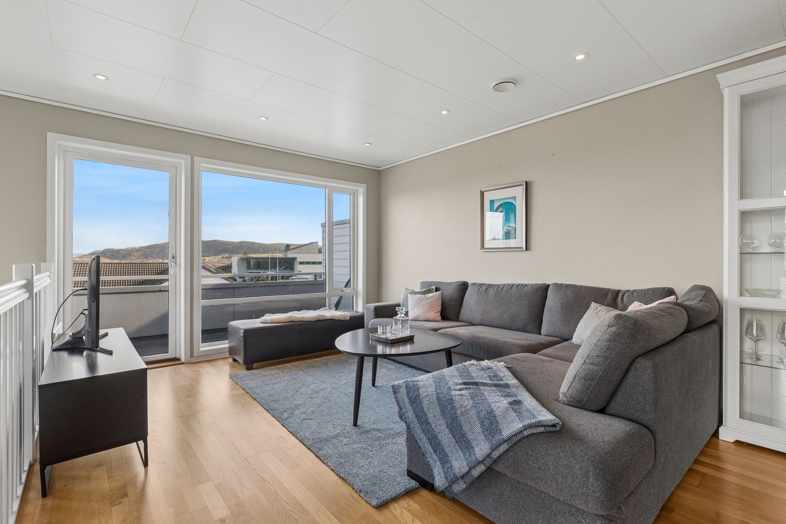 Det er god plass til en generøs sofagruppe. Galleribilde