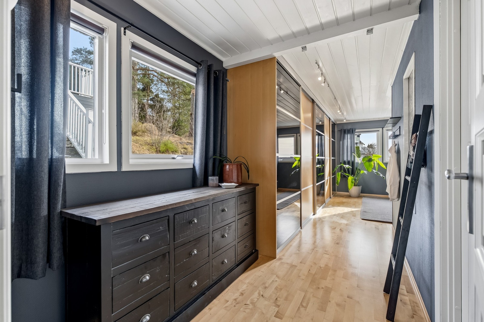Her har du lagringsplass i skuffer og i en skyvedørsgarderobe. Galleribilde