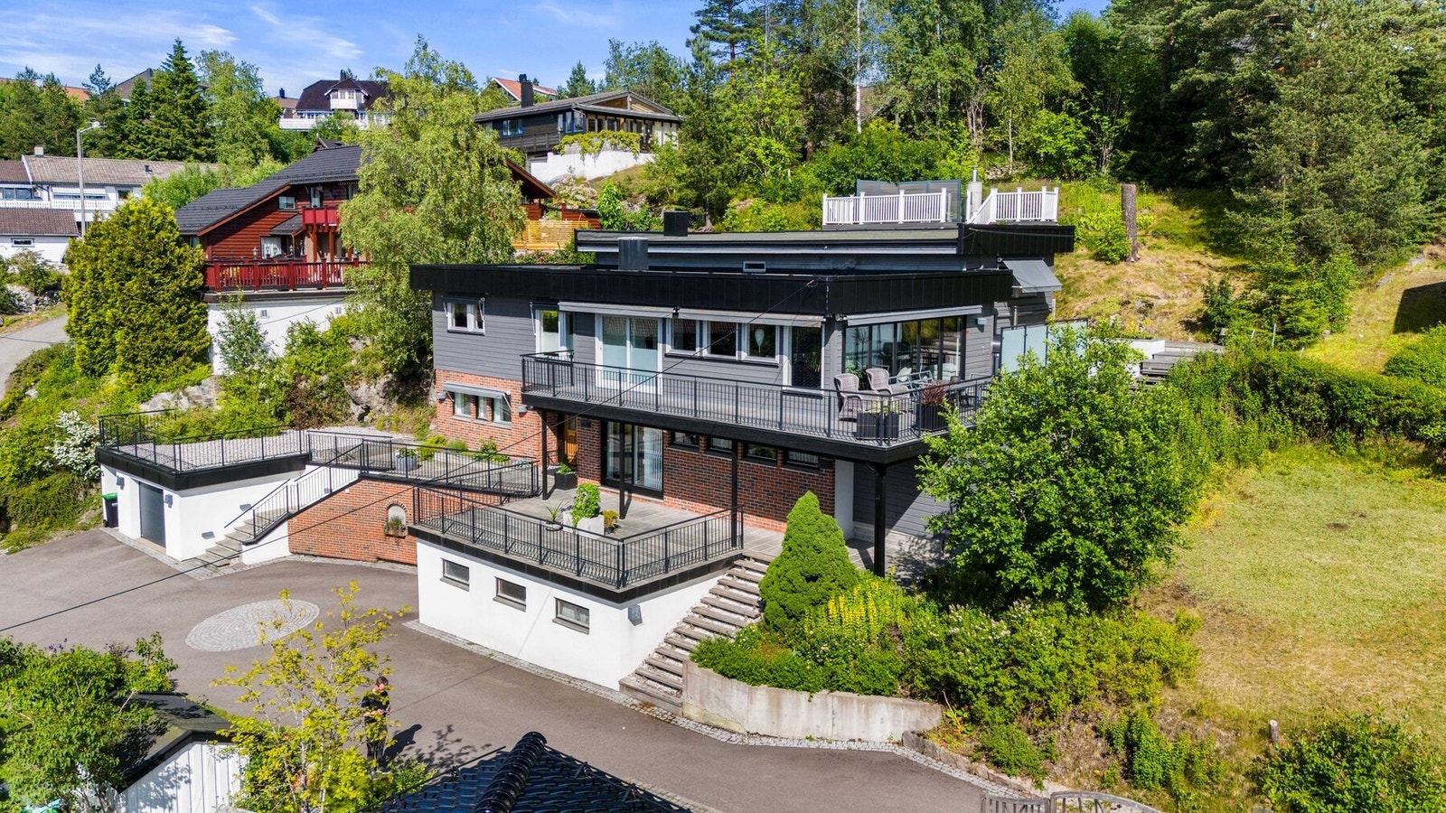 Velkommen til Holumbakken 15 presentert av daglig leder og eiendomsmegler Petter Eia Haavi! Galleribilde