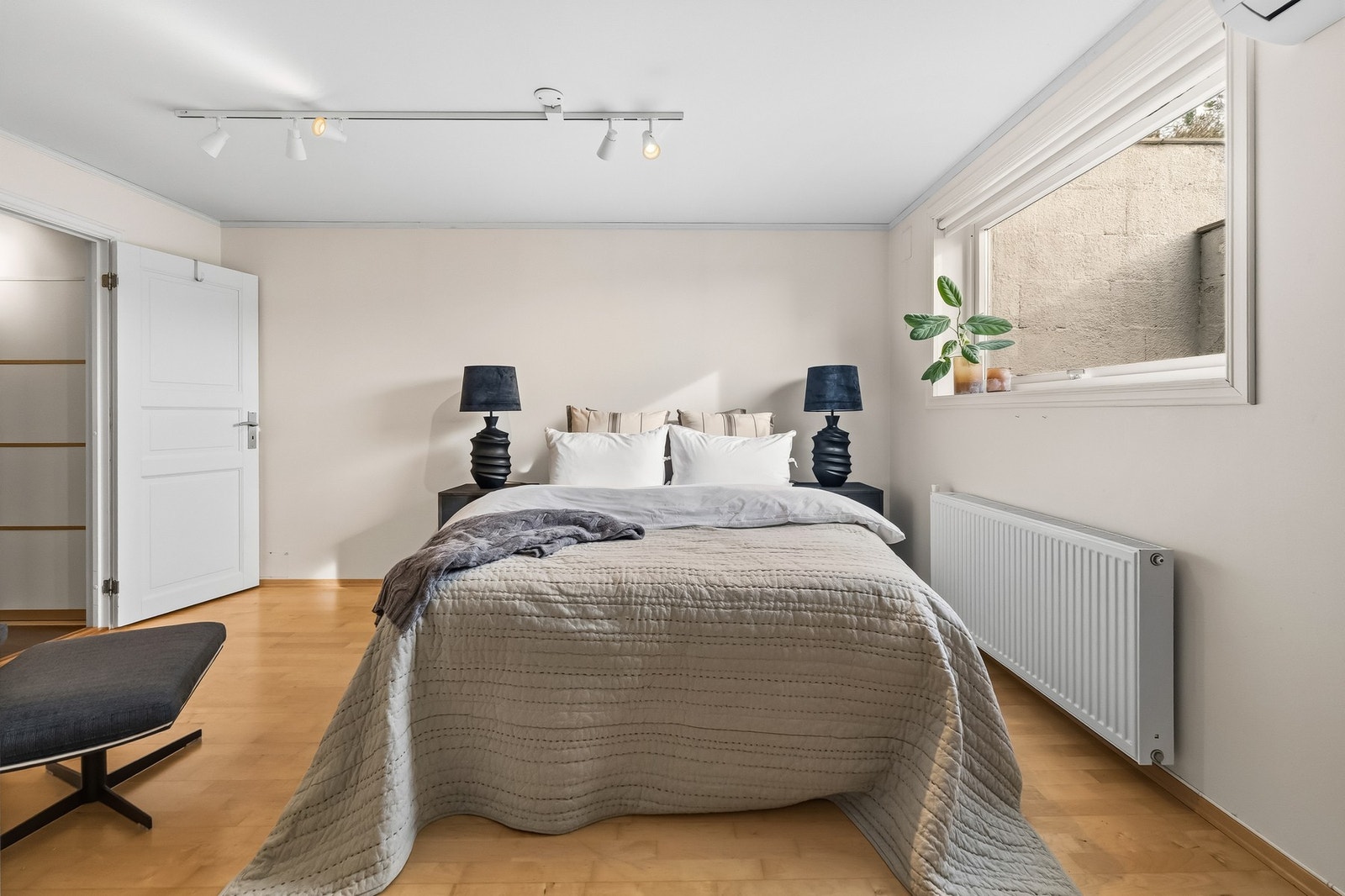 Store vindusflater gir rikelig med naturlig lys og skaper en rolig og behagelig atmosfære. Galleribilde