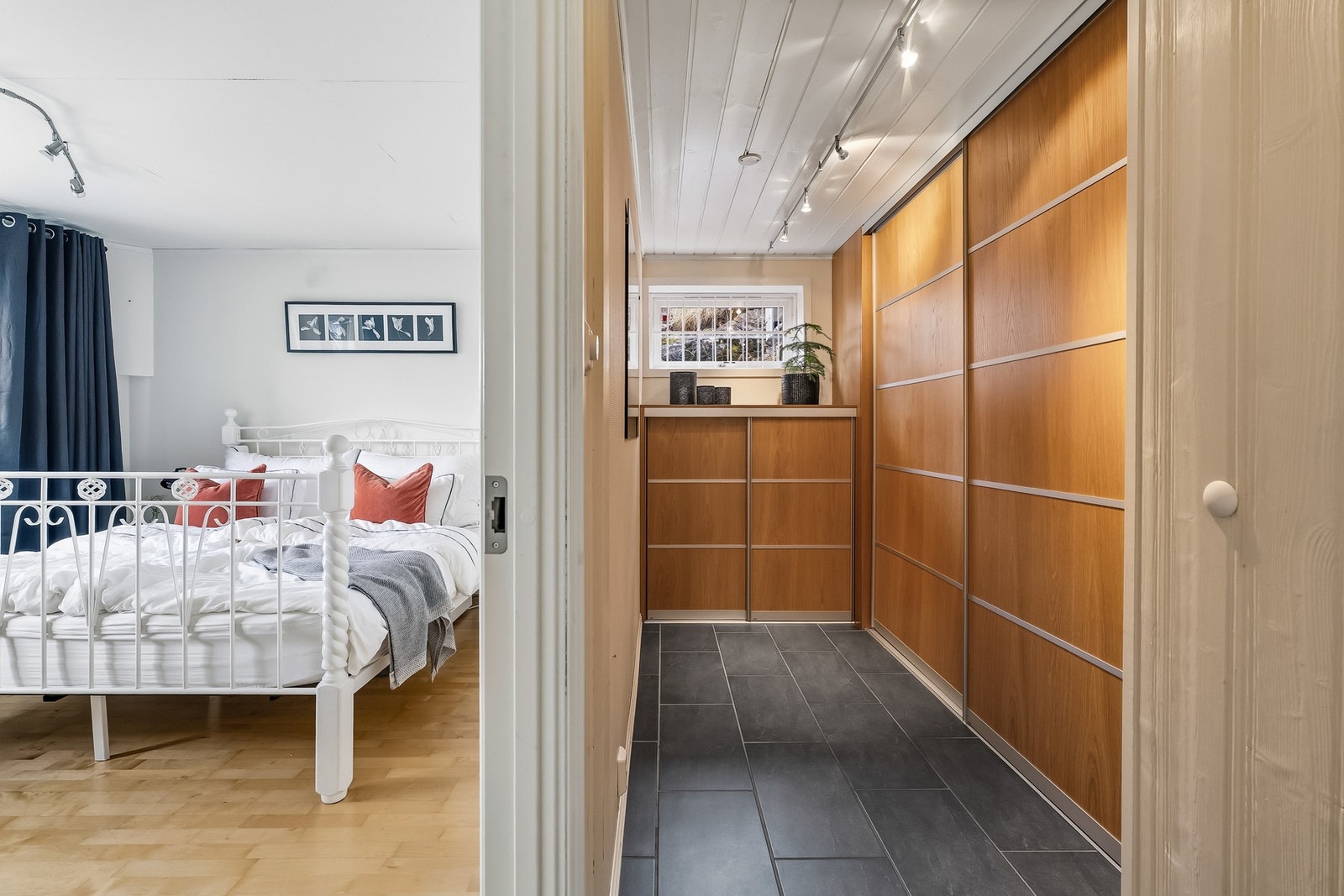 Walk- in i tilknytting til soverommet. Galleribilde