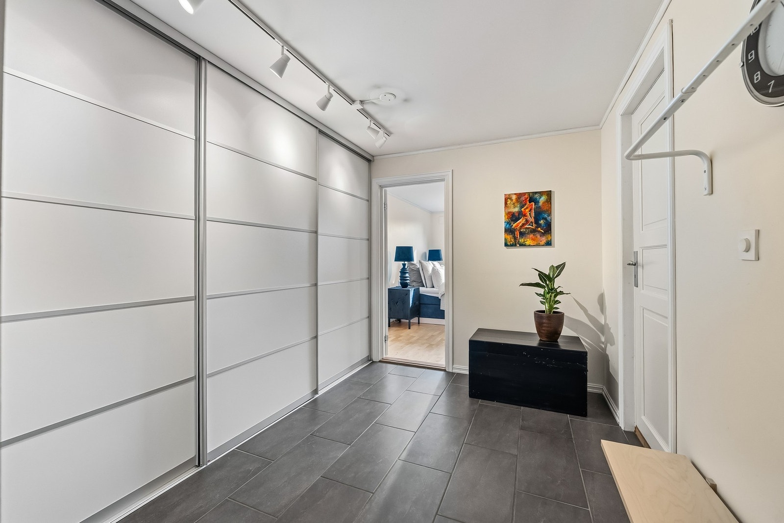 Skyvedørsgarderobe i tilknytting til soverommet. Galleribilde
