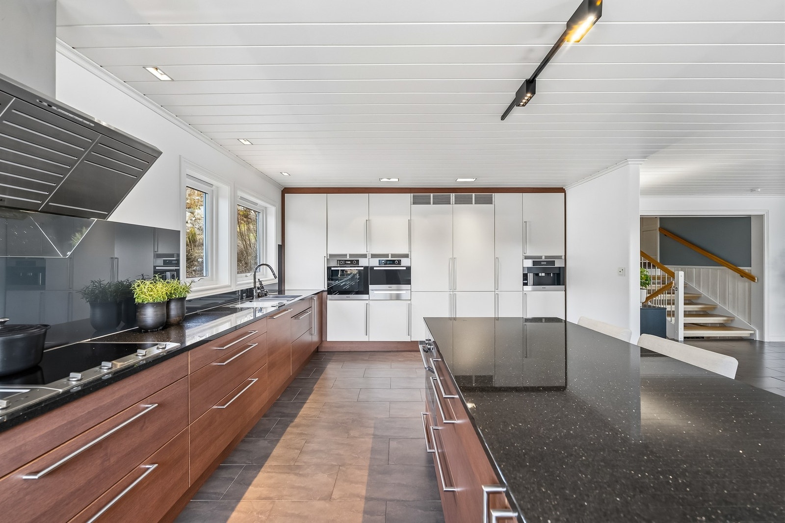 Flott kjøkken med eksklusive materialvalg og god benkeplass. Galleribilde