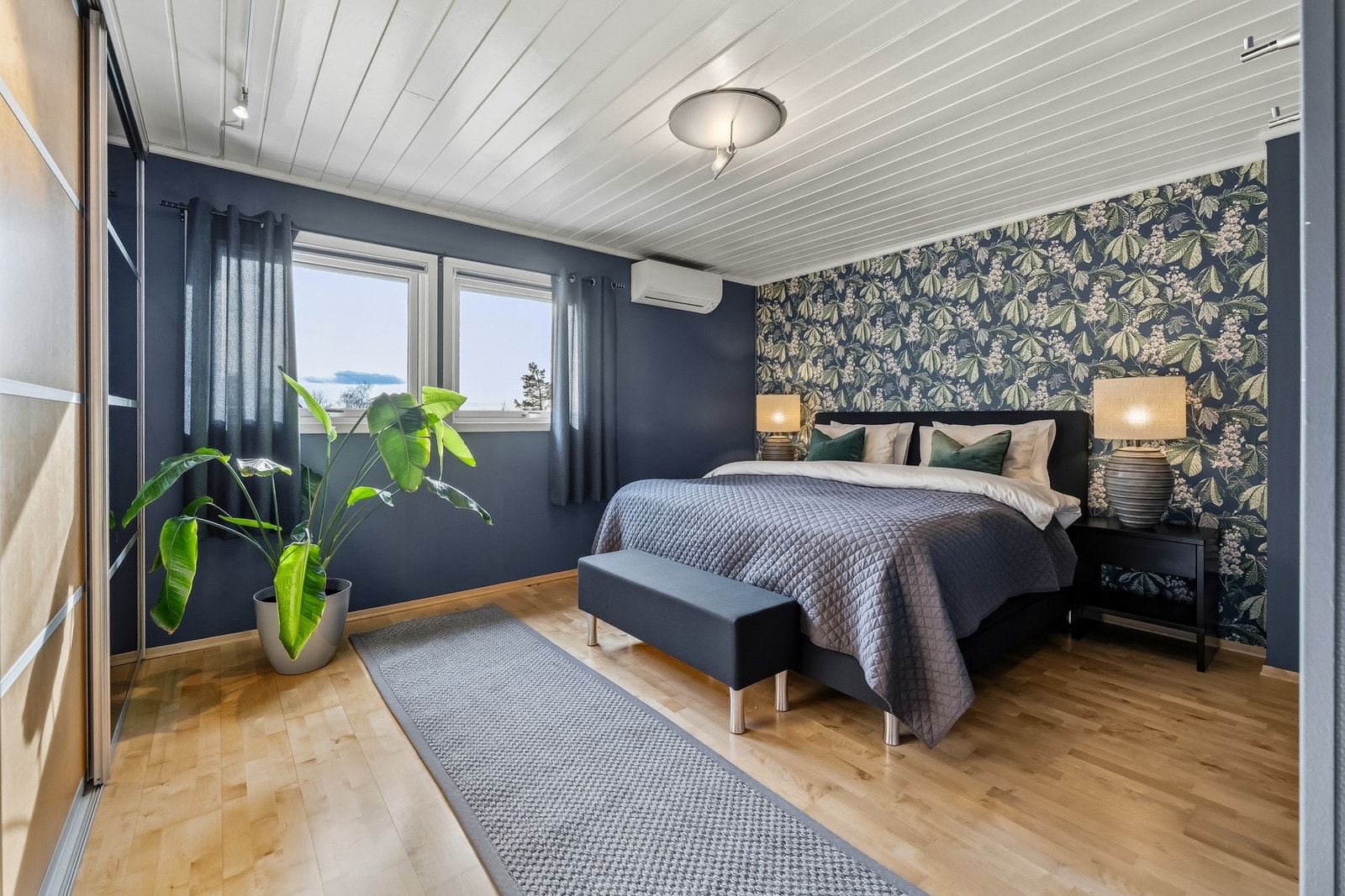 Romslig og elegant soverom med god plass til dobbelt seng og tilhørende møblement. Galleribilde