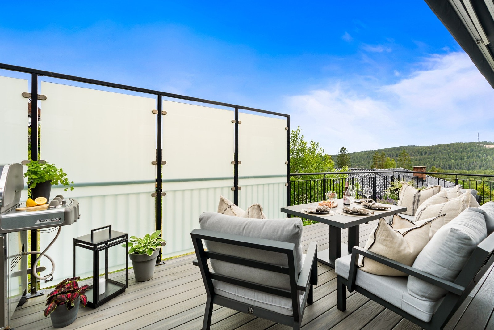 Terrassen flyter naturlig inn i hagen og uteområdet. Galleribilde