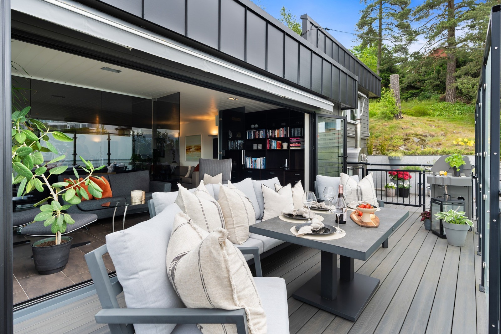 Skjermet terrasse med gode solforhold og hyggelig sittegruppe. Galleribilde