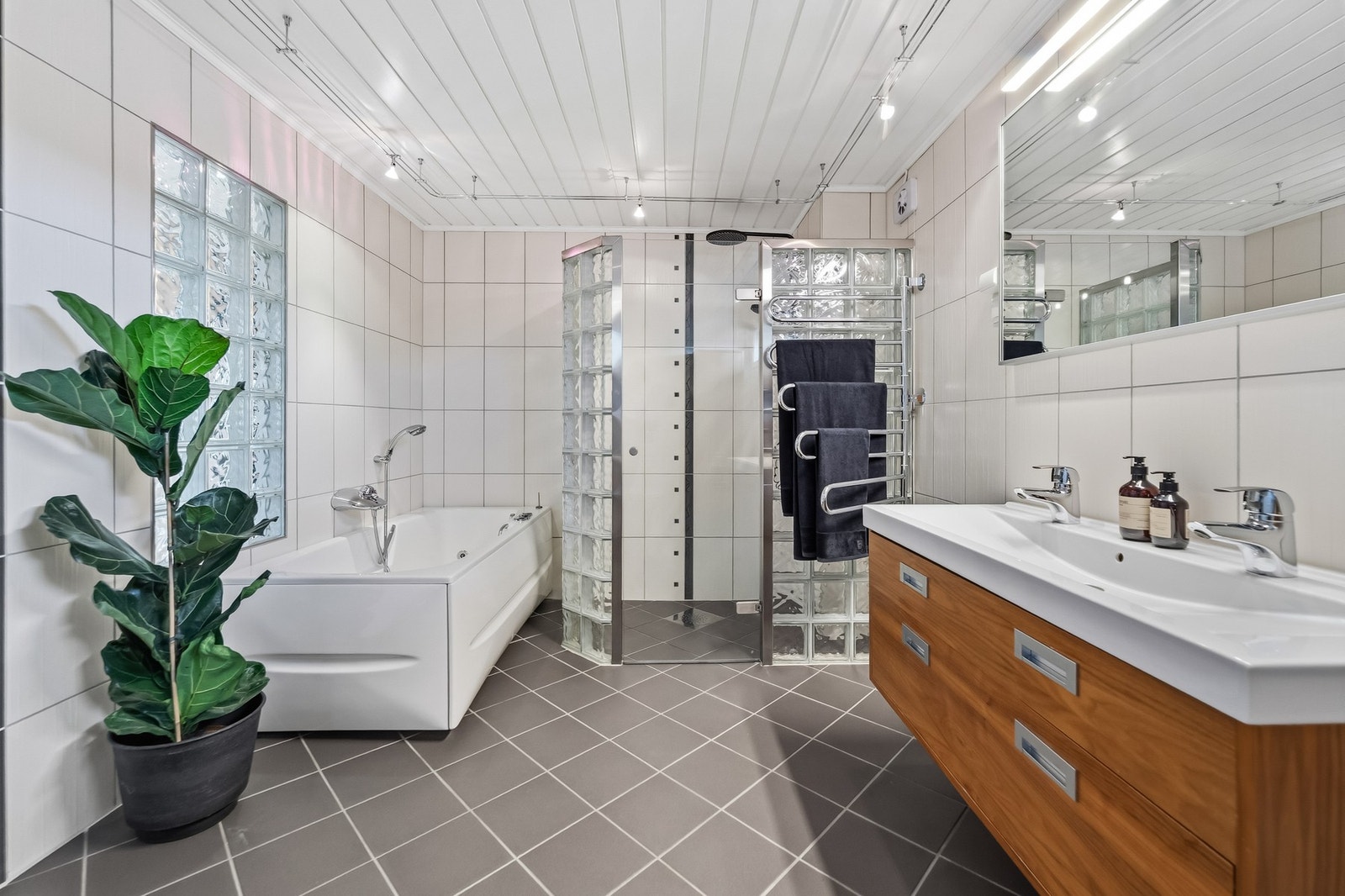 Stort og delikat bad med både badekar og separat dusj. Galleribilde