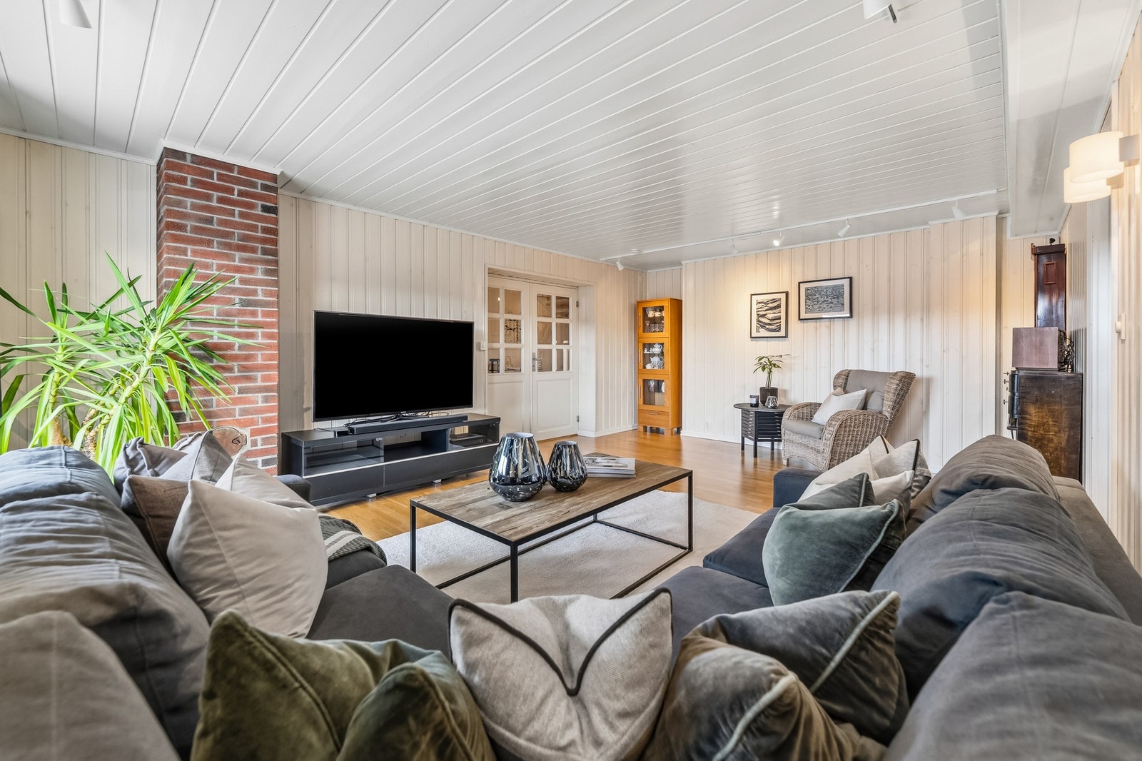 Videre inn i stuen. Galleribilde