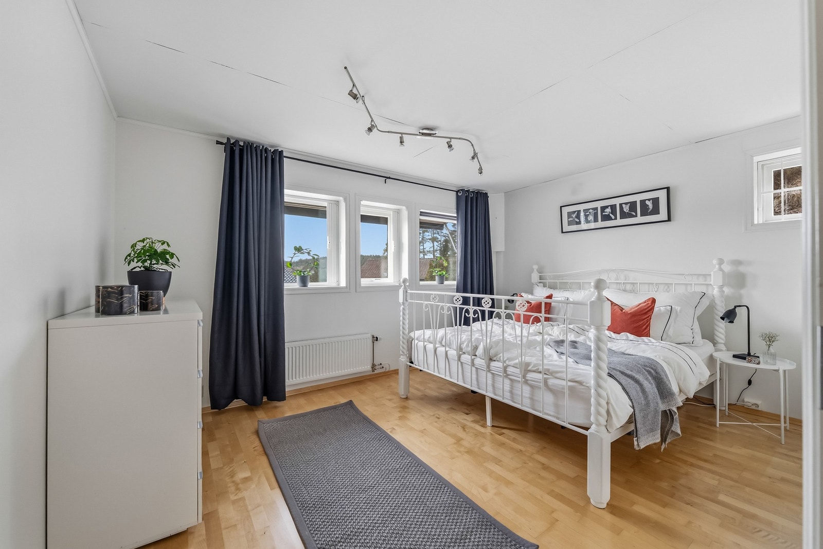 Romslig soverom med gode møbleringsmuligheter og store vindusflater som gir rikelig med naturlig lys. Galleribilde
