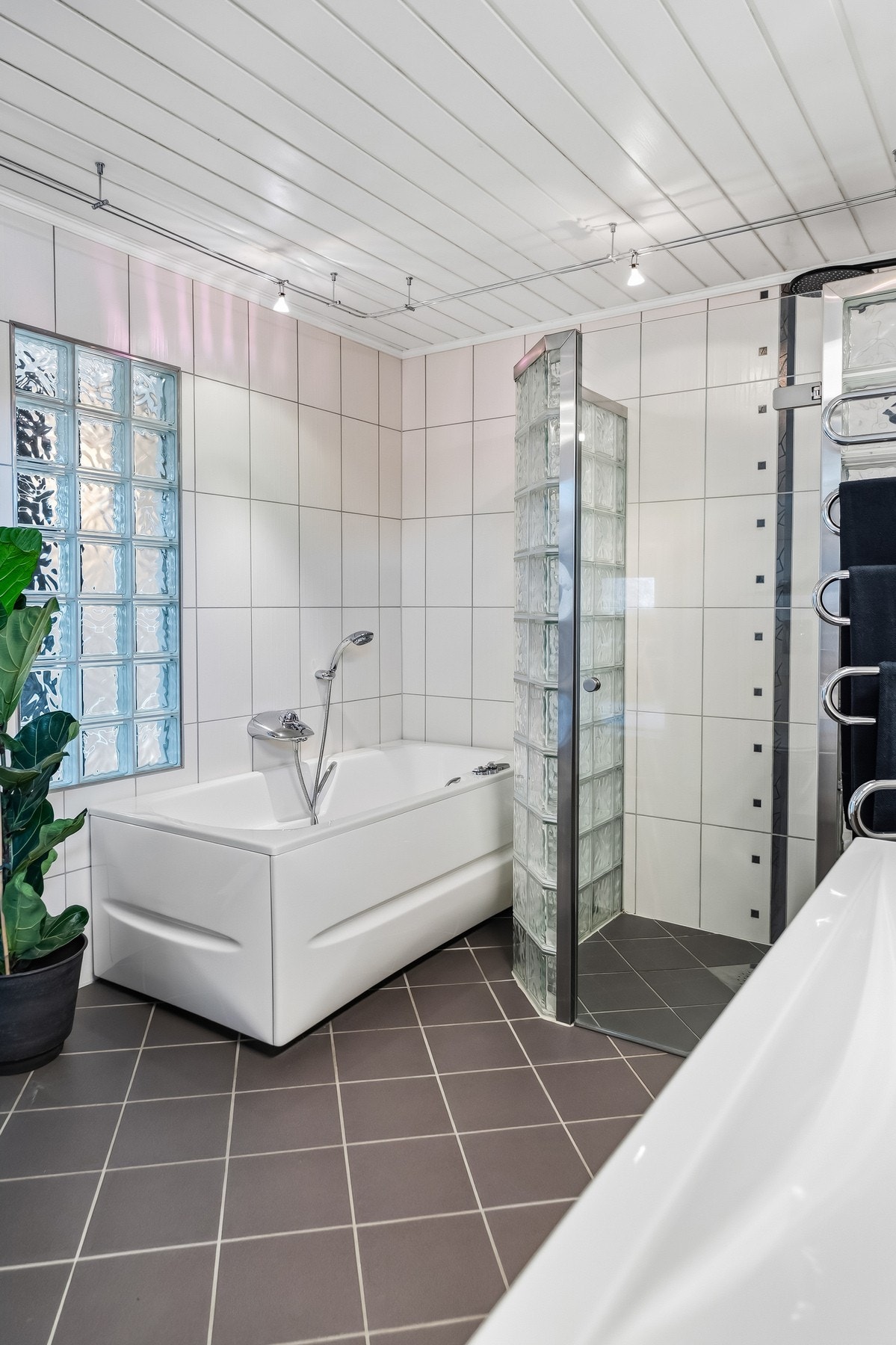 Badet har gulvvarme. Badet har to innganger en av dem er direkte inn fra hovedsoverommet. Galleribilde