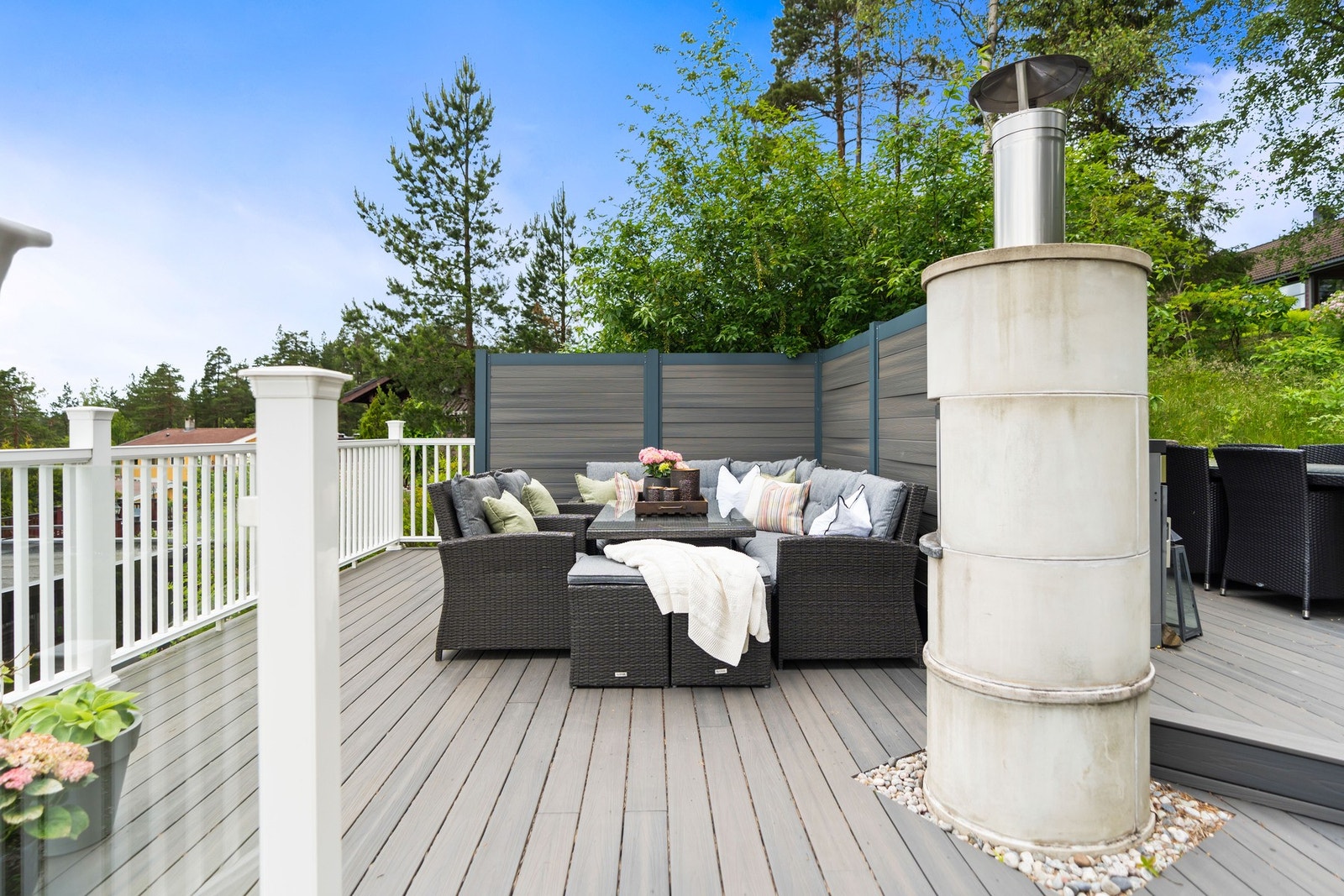 Stor og innbydende terrasse med god plass til sittegrupper. Galleribilde
