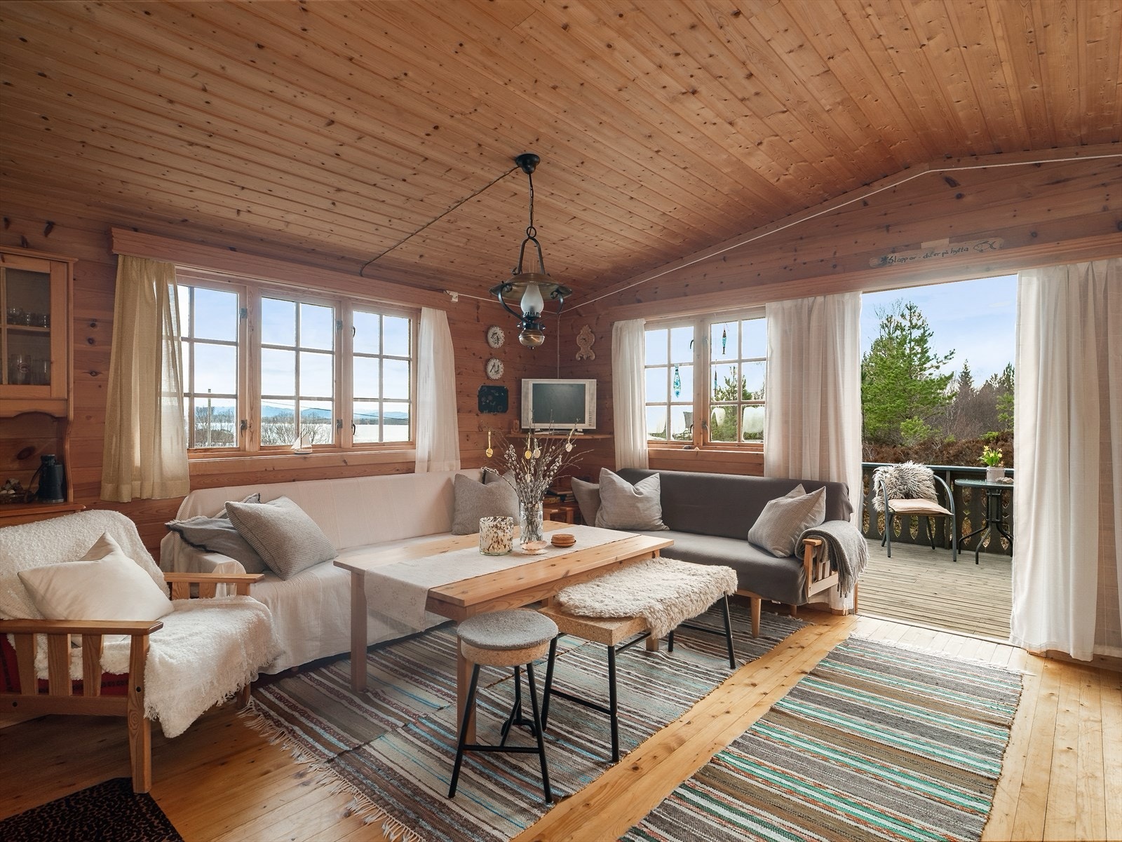 Fra stua er det utgang til altanen hvor man har flott utsikt over sjøen. Galleribilde