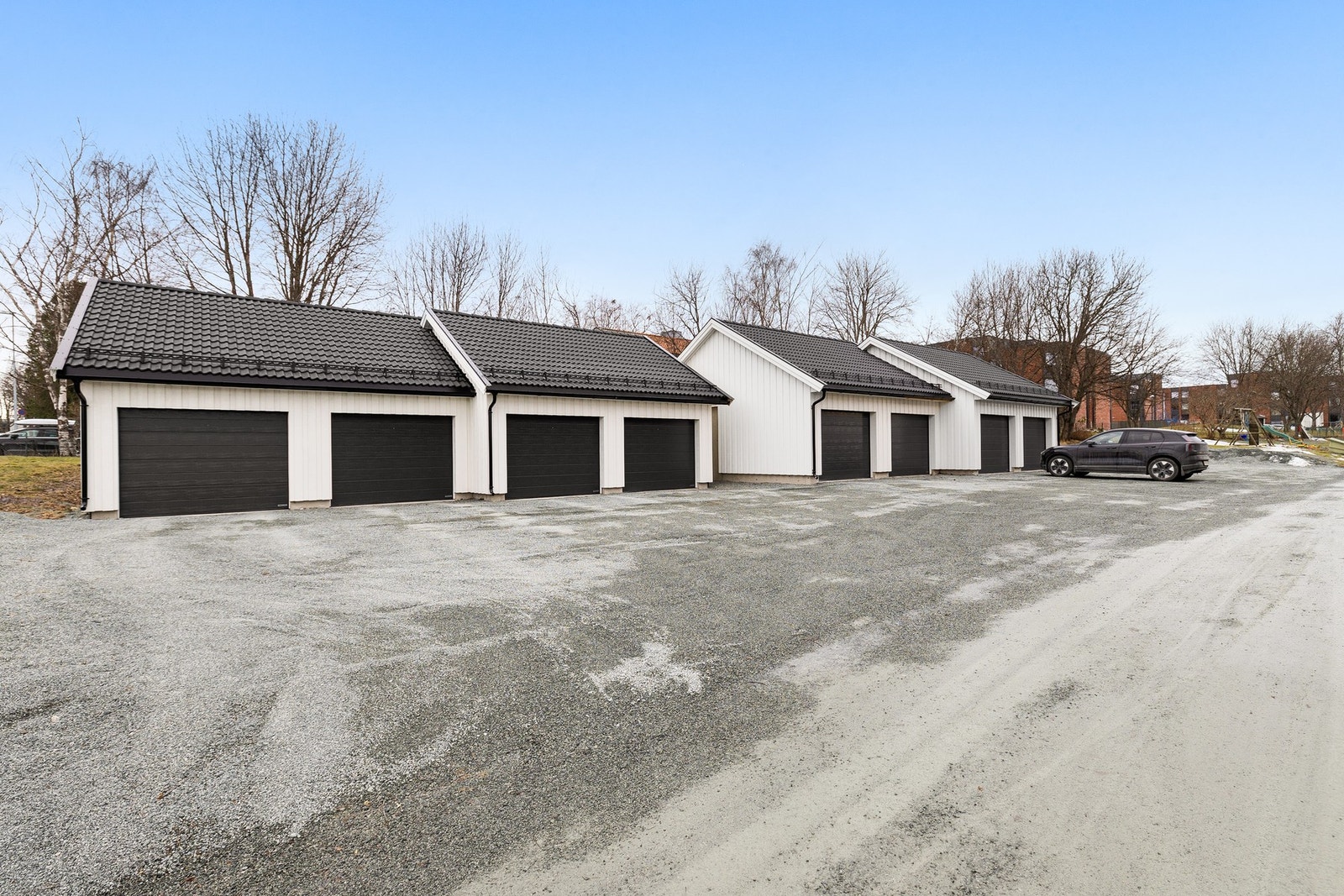 Boligen disponerer en garasjeplass i felles garasjeanlegg. Anlegget ble oppført så sent som i 2023. Galleribilde